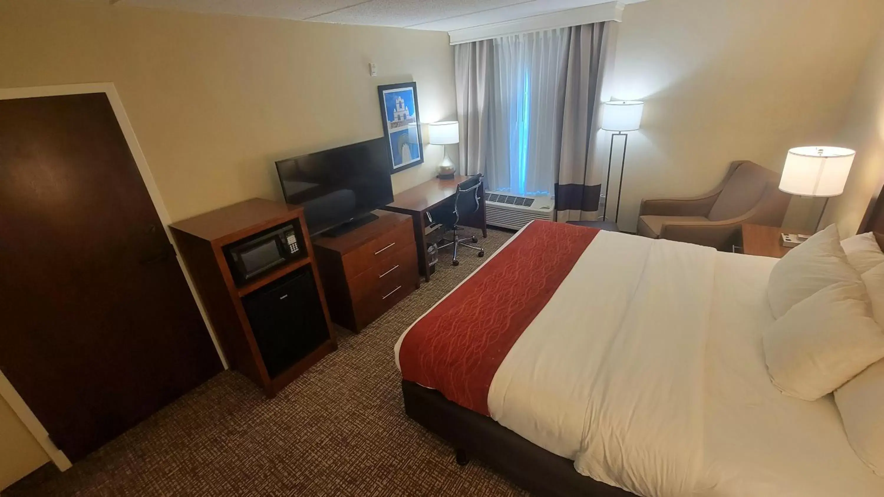 Photo of the whole room, TV/Entertainment Center in Comfort Inn & Suites San Antonio Airport