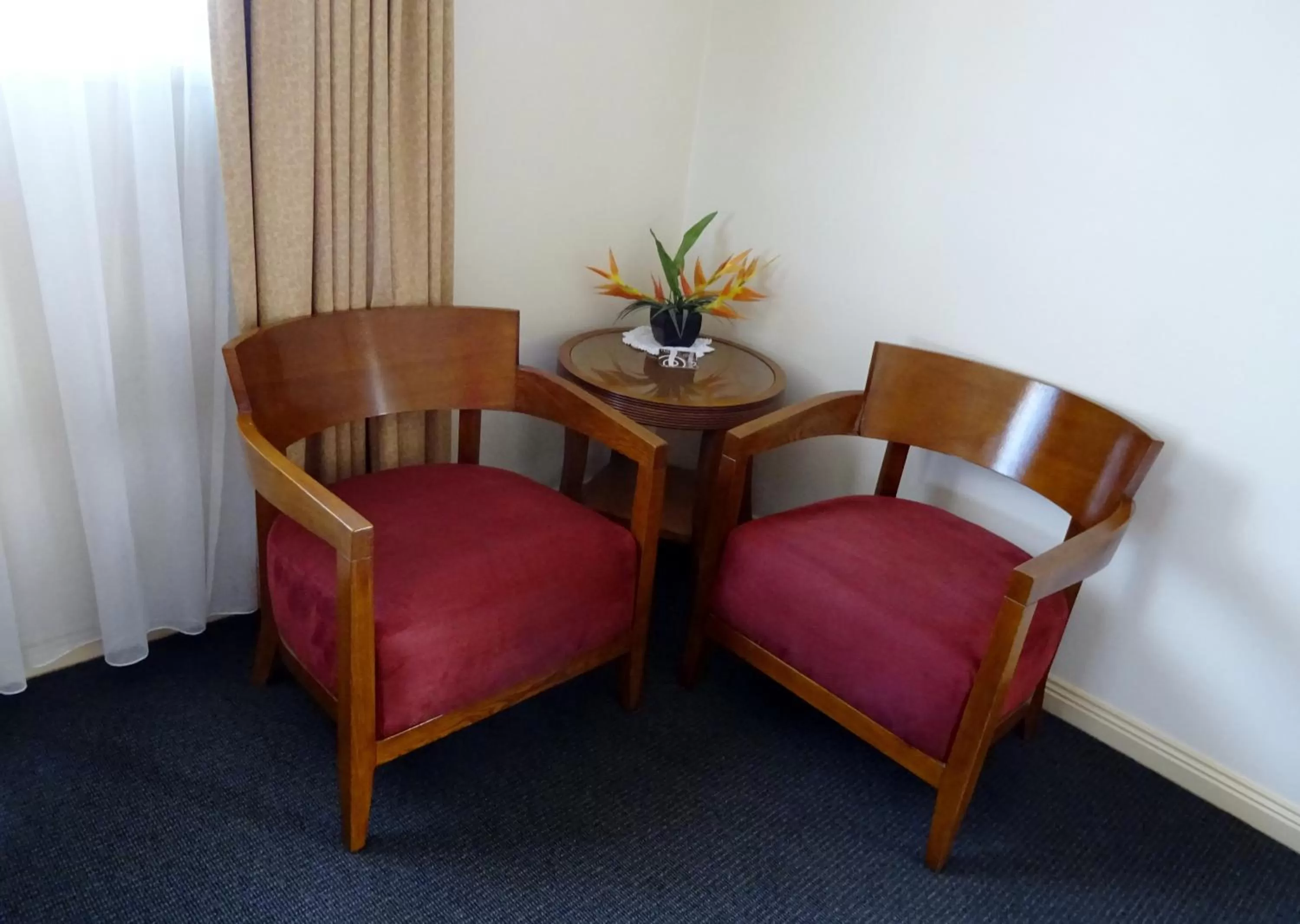 Seating area in Armidale Pines Motel