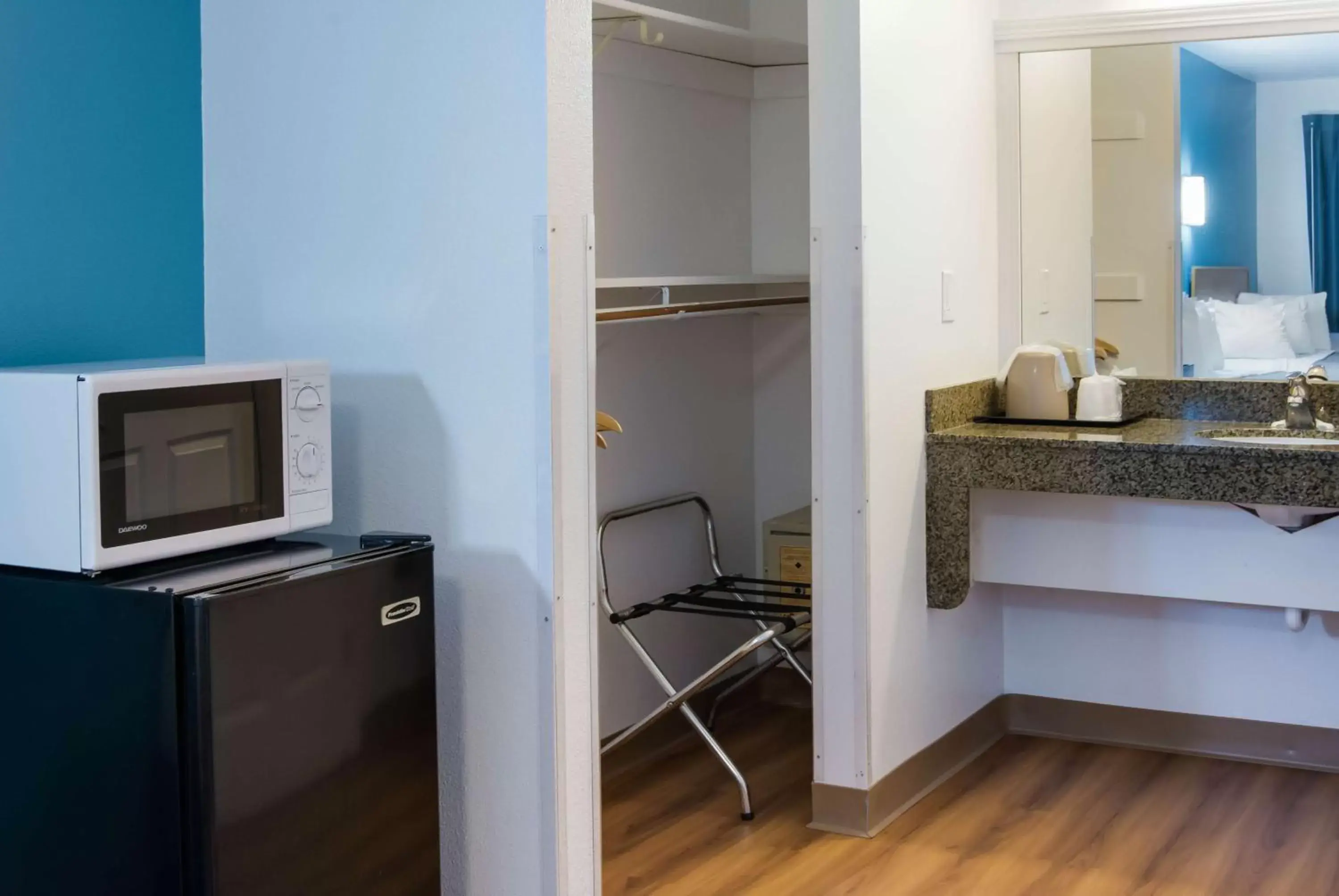 Photo of the whole room, Kitchen/Kitchenette in Motel 6-Canby, OR