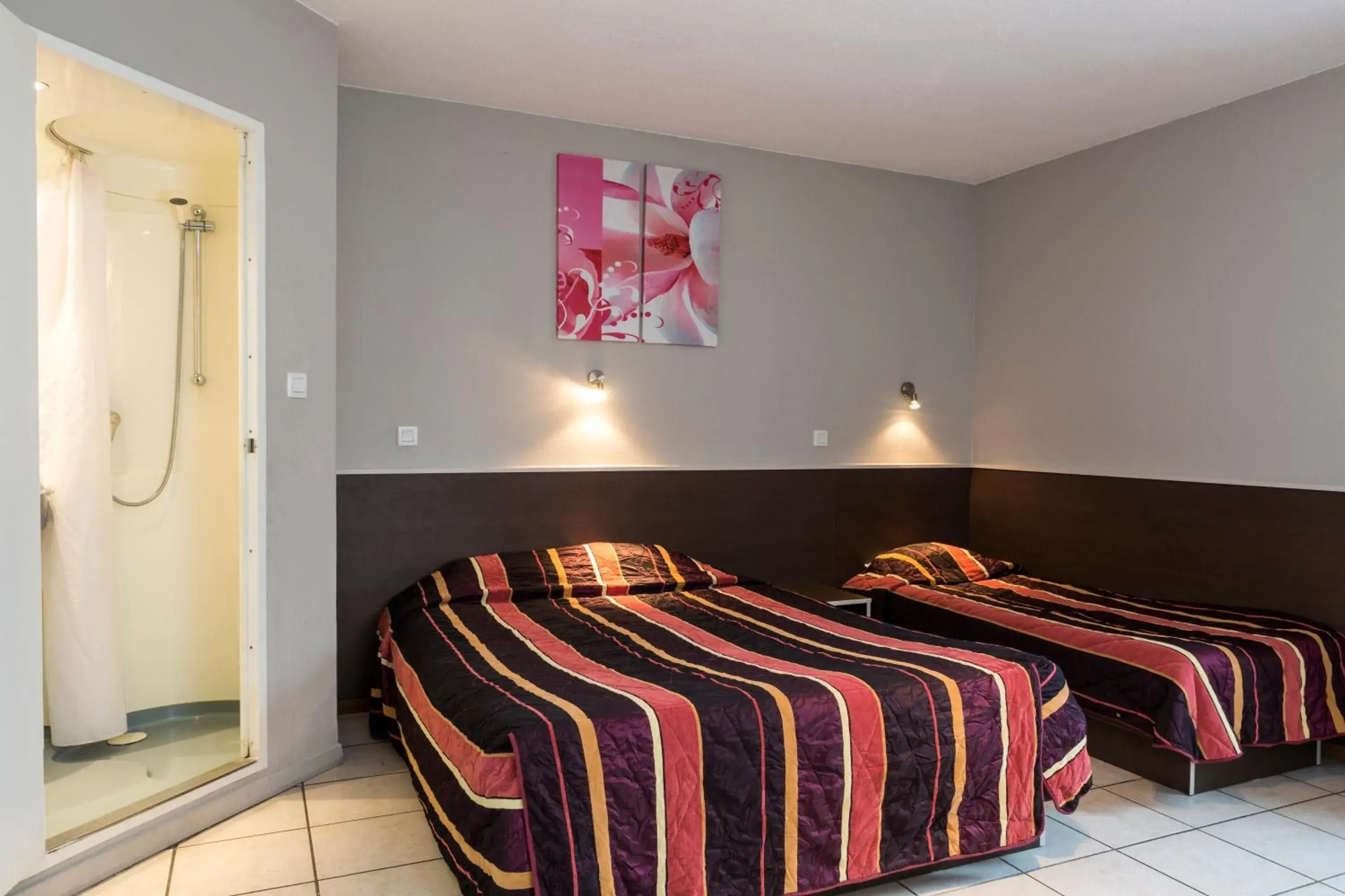 Photo of the whole room, Bed in Initial by balladins Lyon / Chanas Photo of the whole room, Bed in Initial by balladins Lyon / Chanas