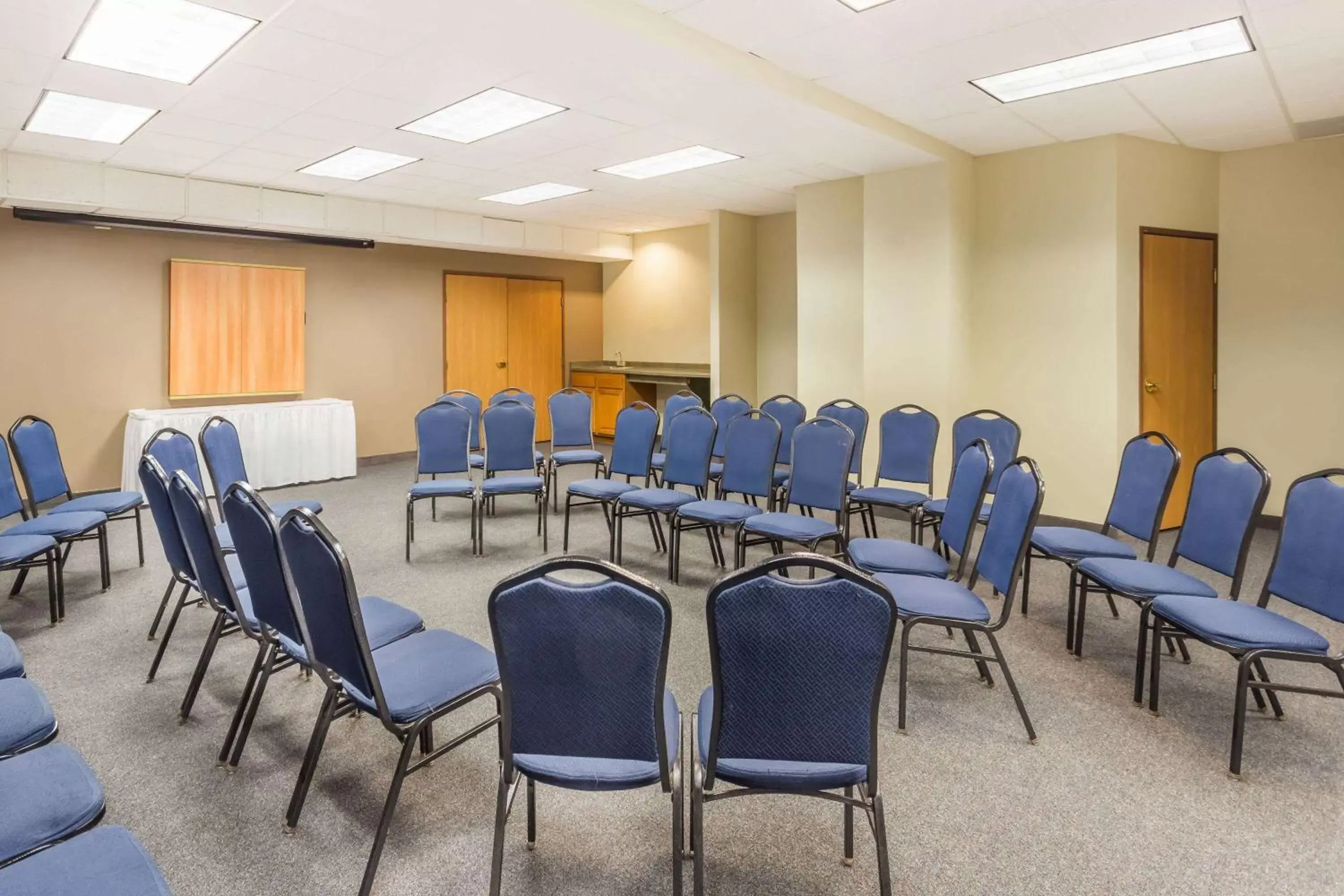 Meeting/conference room in Wyndham Garden Madison Fitchburg