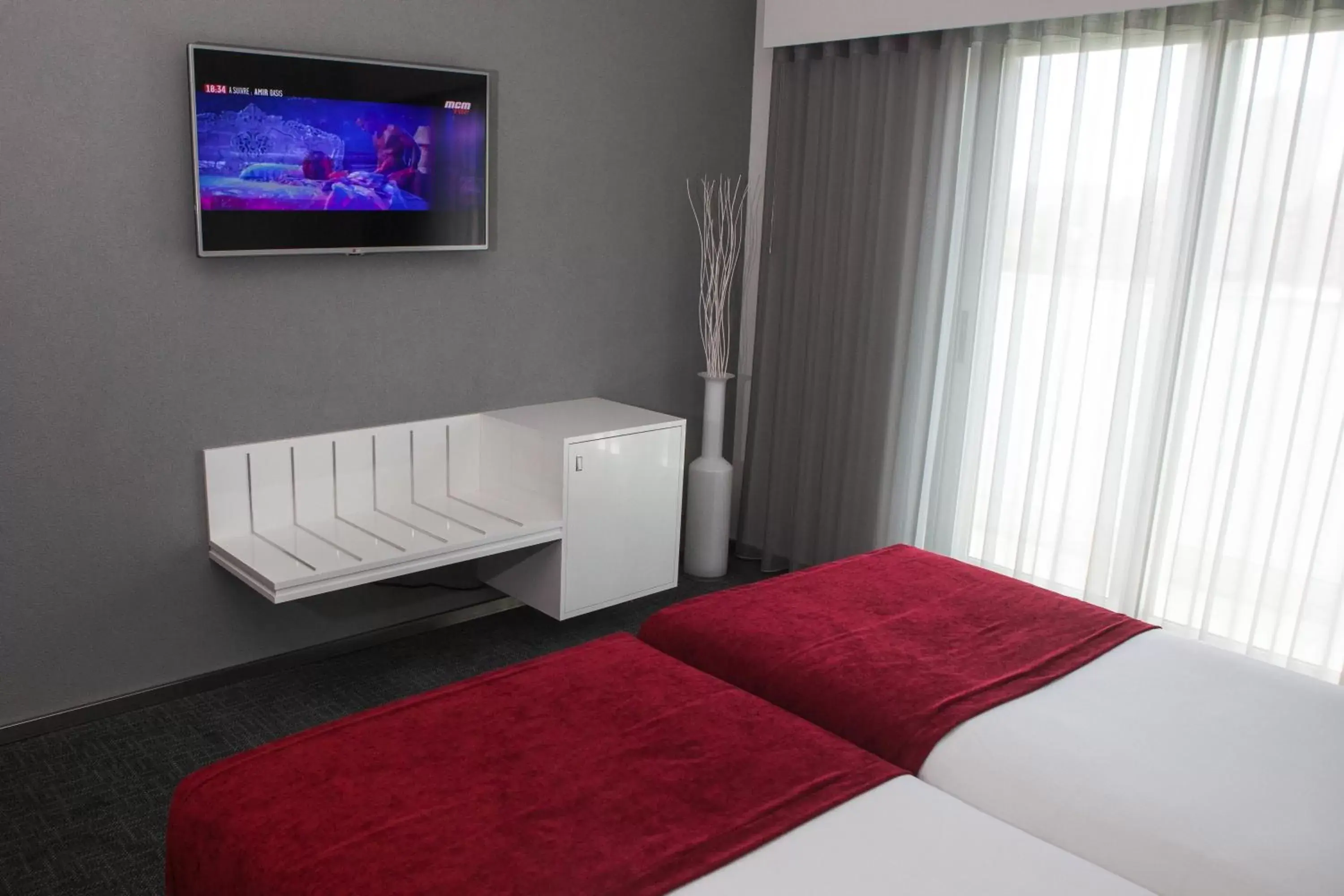 TV and multimedia, TV/Entertainment Center in Hotel Costa Verde