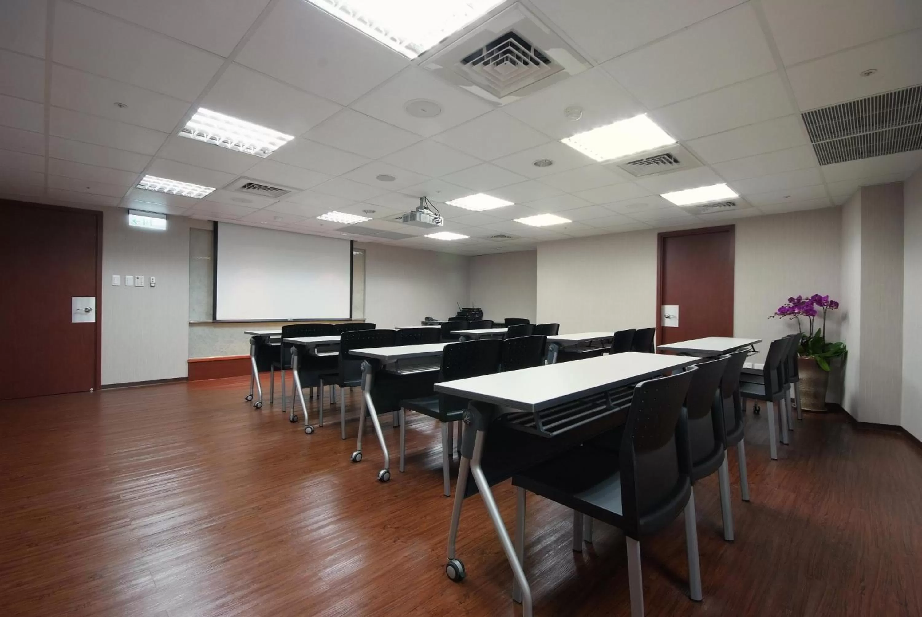 Business facilities in Hotel Leisure 台中輕行旅