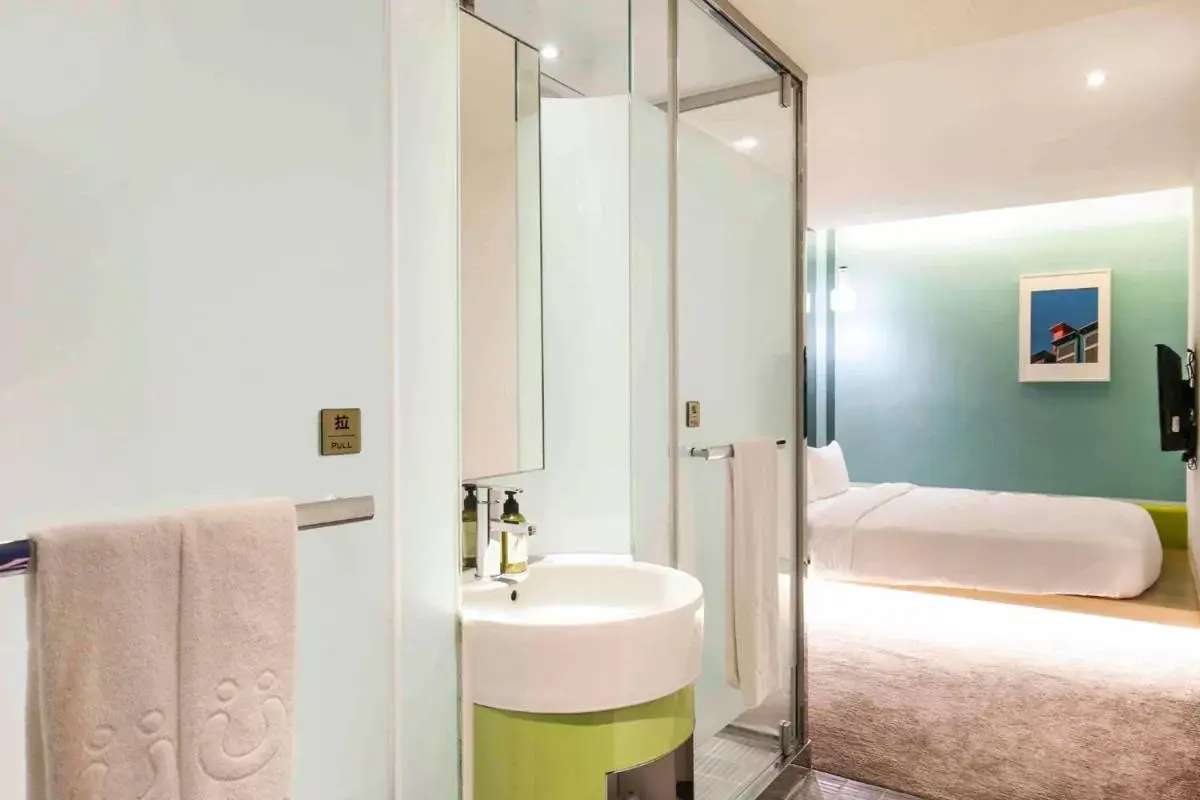 Photo of the whole room, Bathroom in CityInn Hotel Taipei Station Branch III