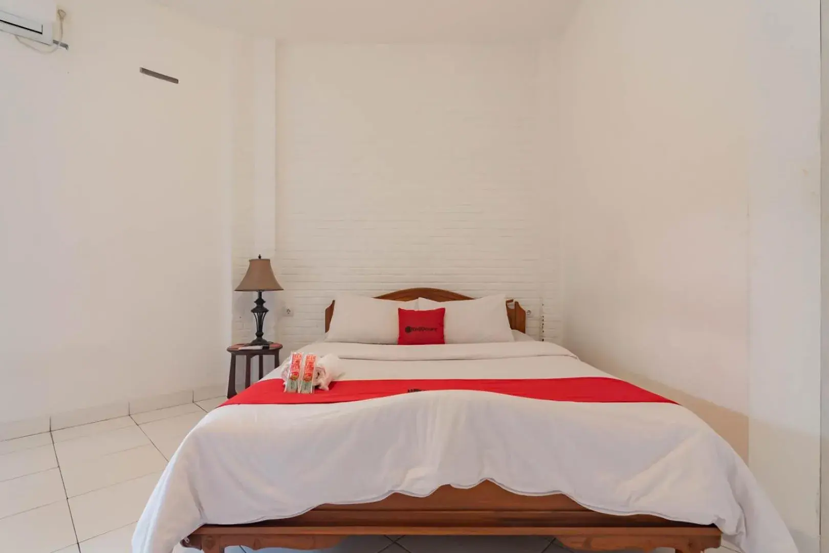 Bedroom, Bed in RedDoorz Plus near Dago Pakar