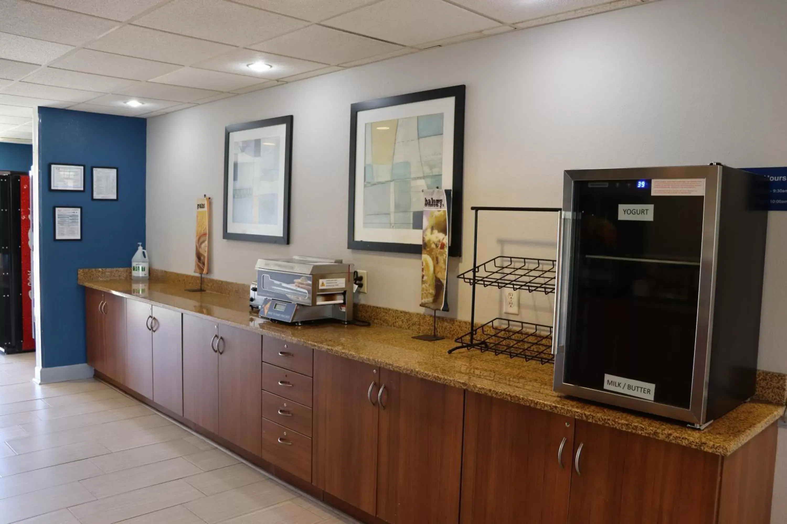 Kitchen/Kitchenette in Microtel Inn & Suites by Wyndham Columbus Near Fort Moore