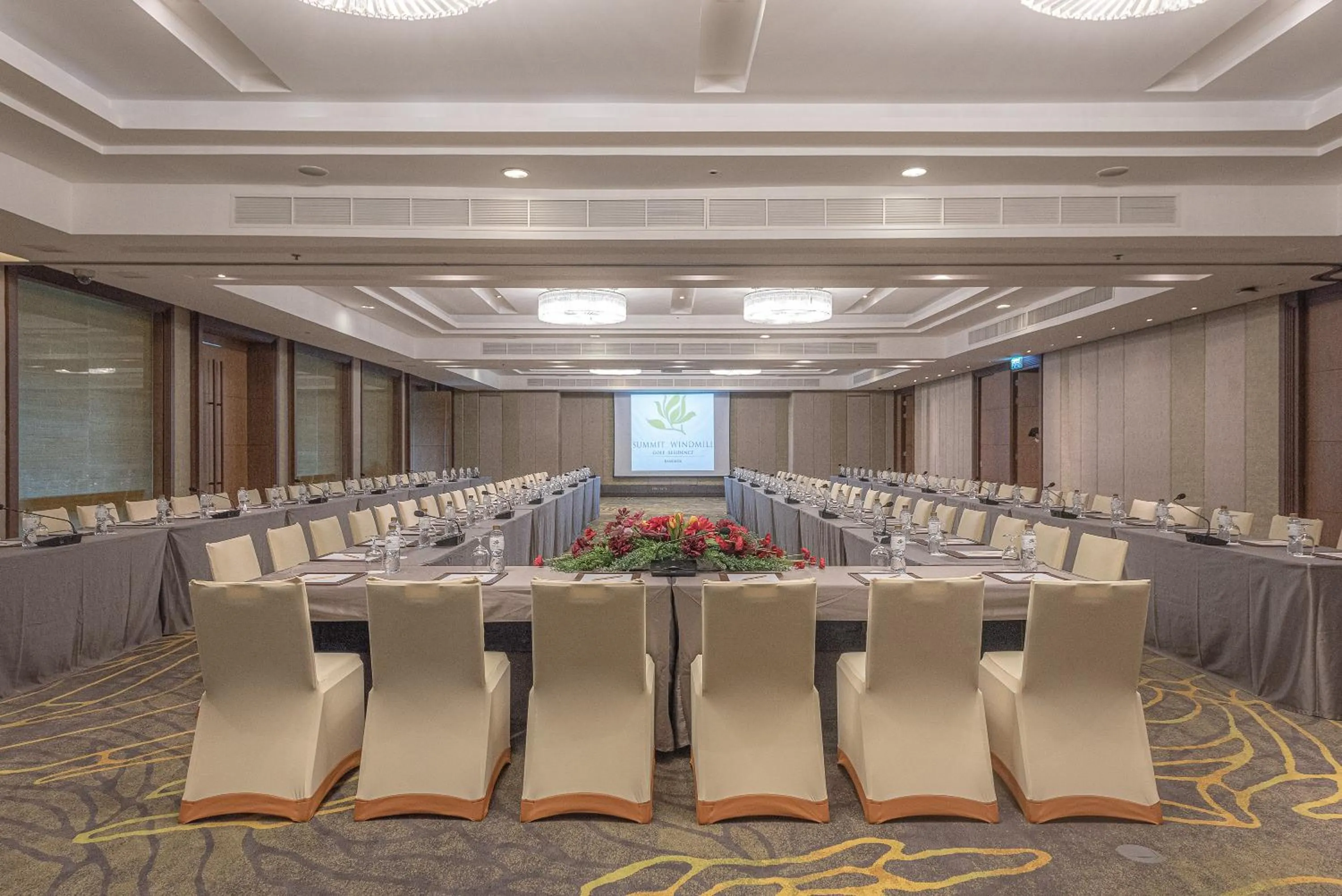 Meeting/conference room in Summit Windmill Golf Suite Hotel at Suvarnabhumi