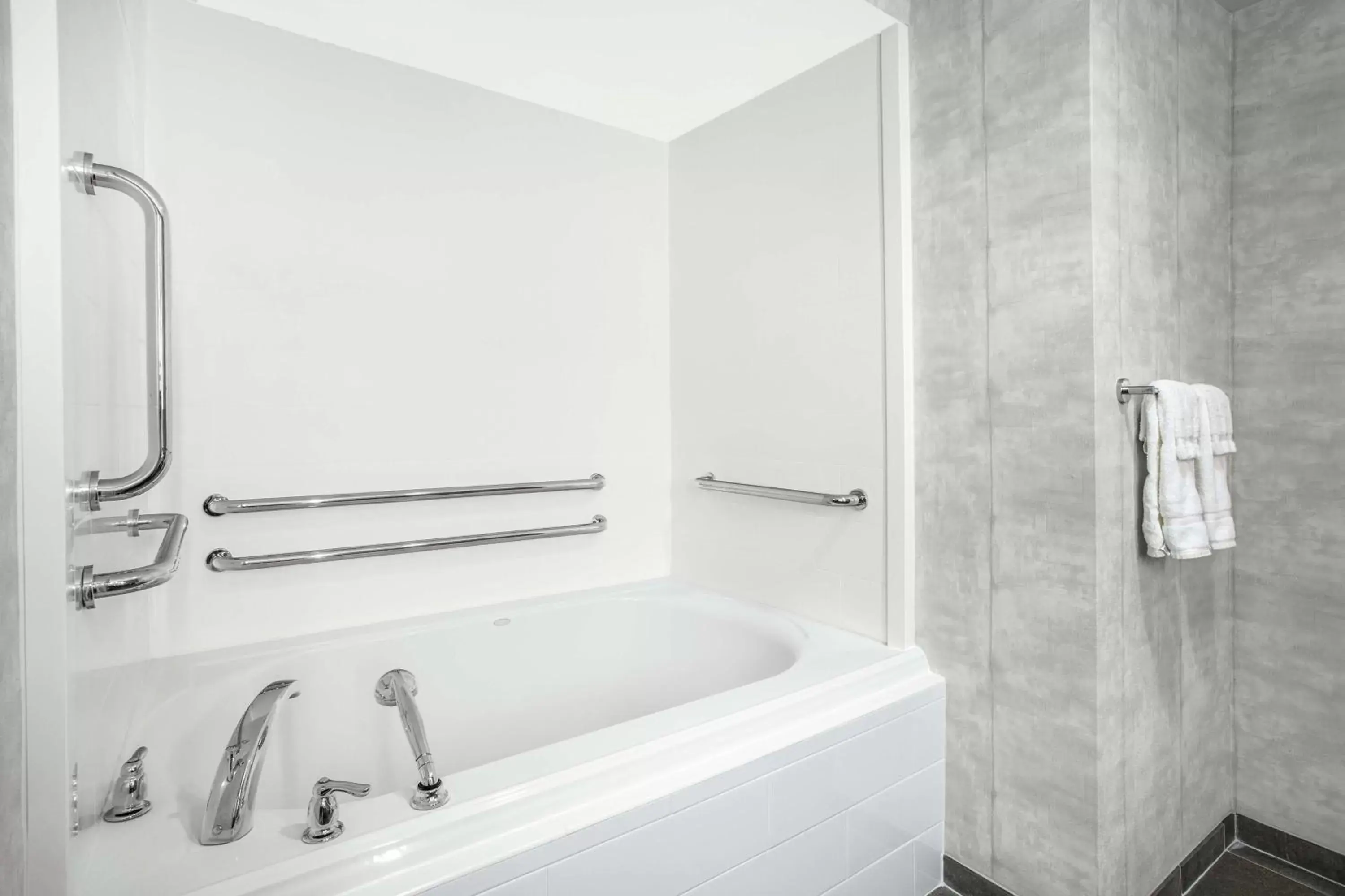 Bathroom in Hilton Garden Inn Palm Beach Gardens