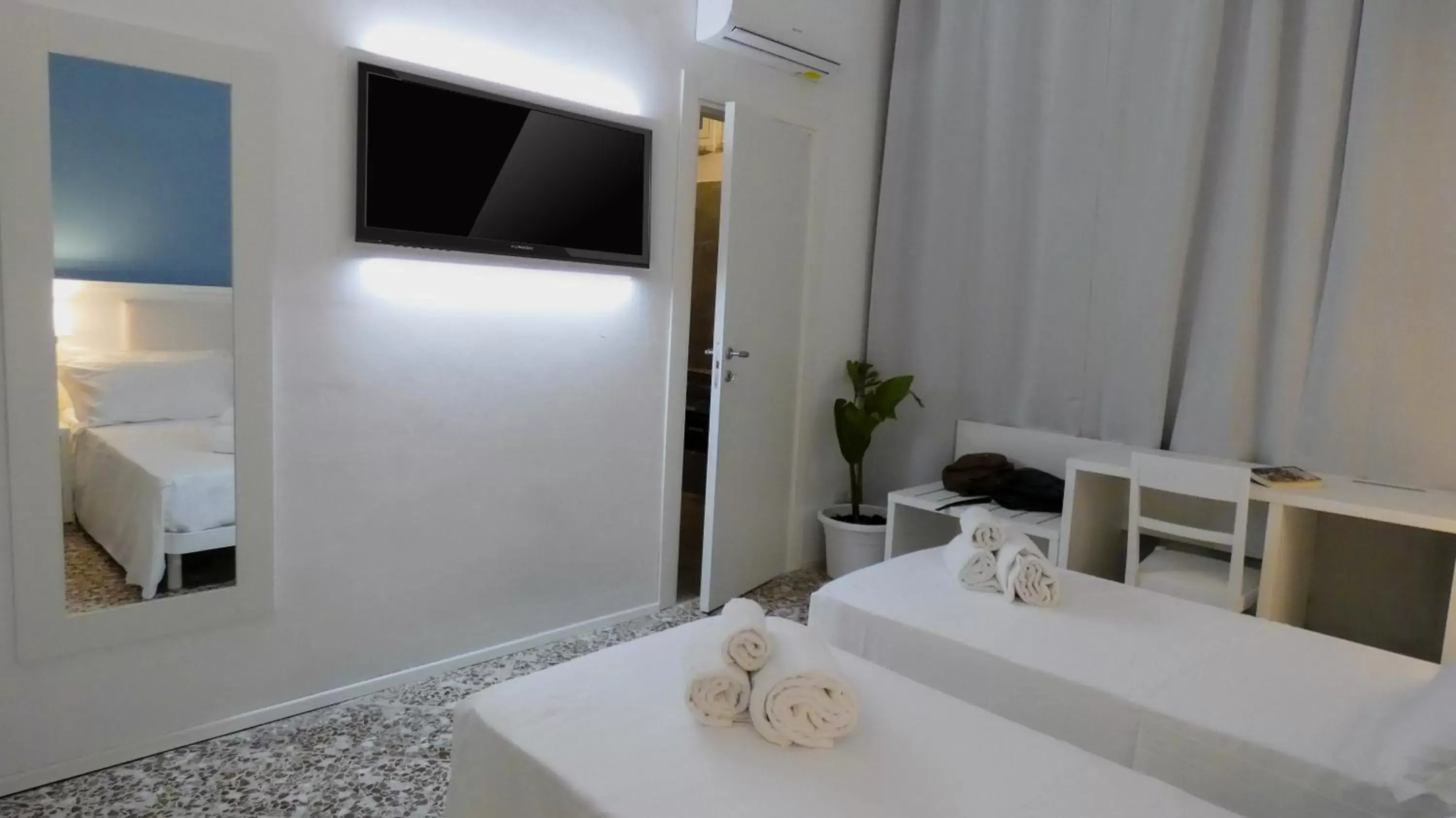 TV and multimedia, Bed in Regina Margherita - Bed and Breakfast & Rooftop Lounge Bar