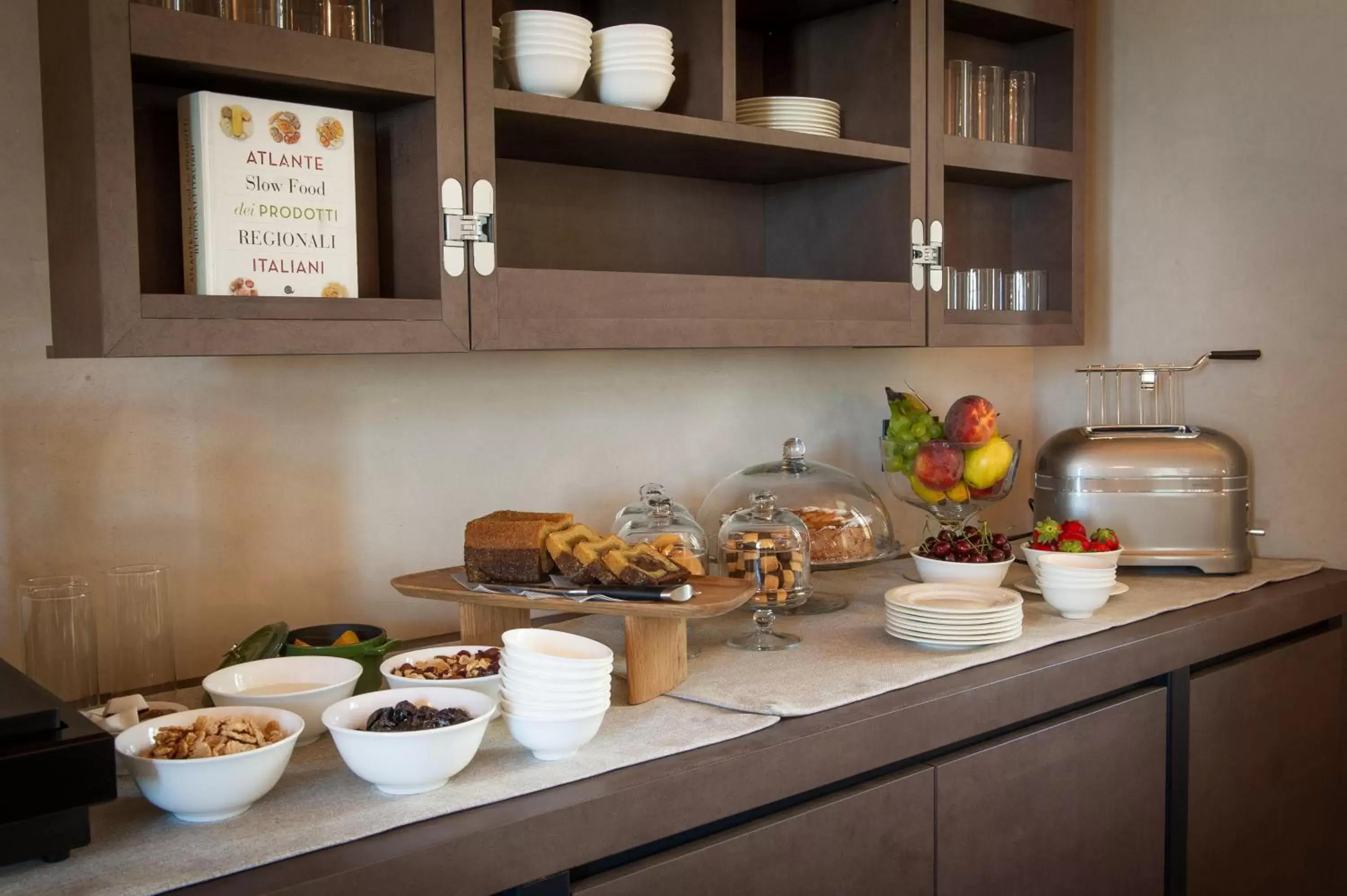 Continental breakfast, Kitchen/Kitchenette in Relais San Vigilio al Castello