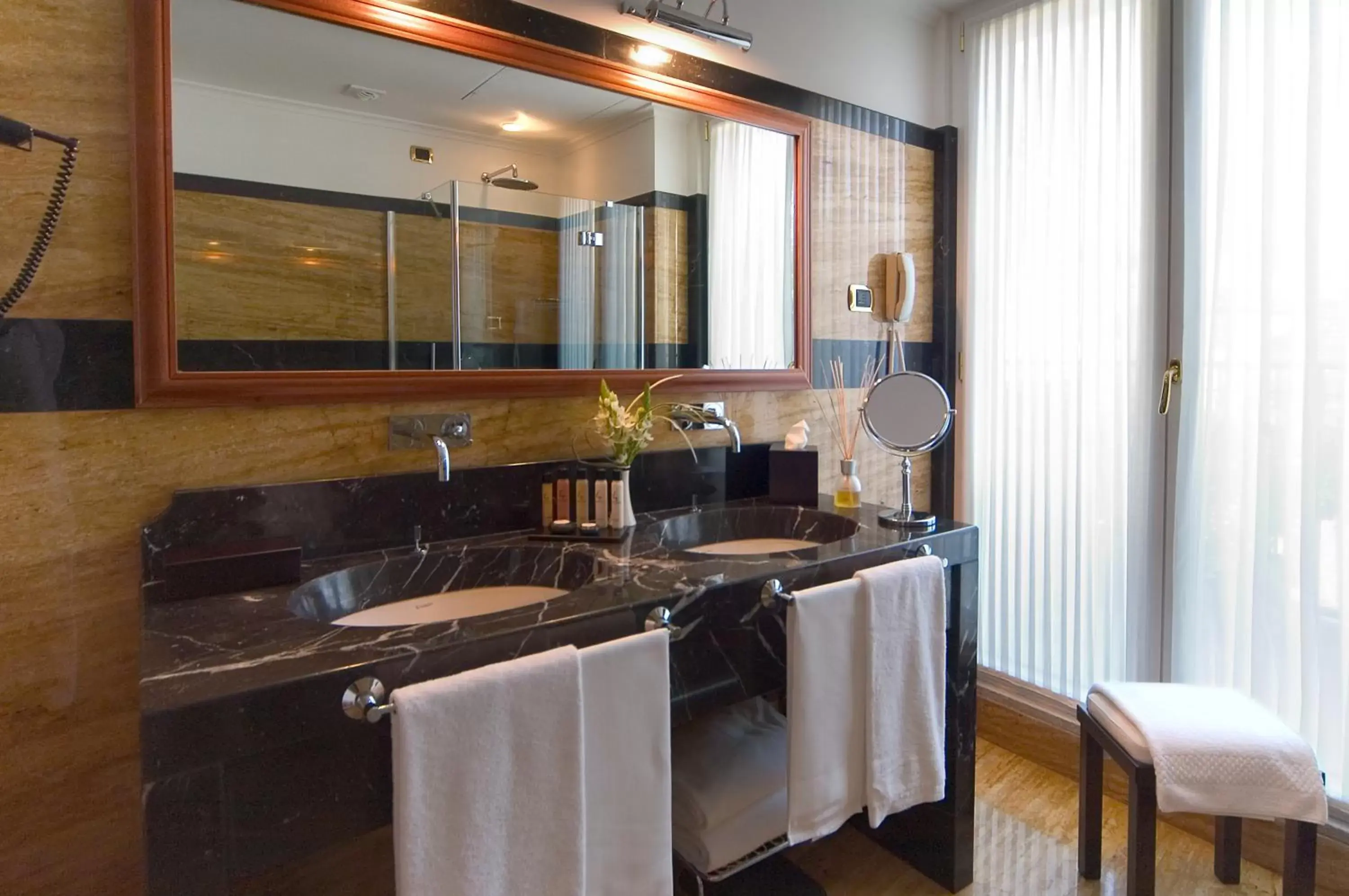 Bathroom, Kitchen/Kitchenette in Hotel Manzoni