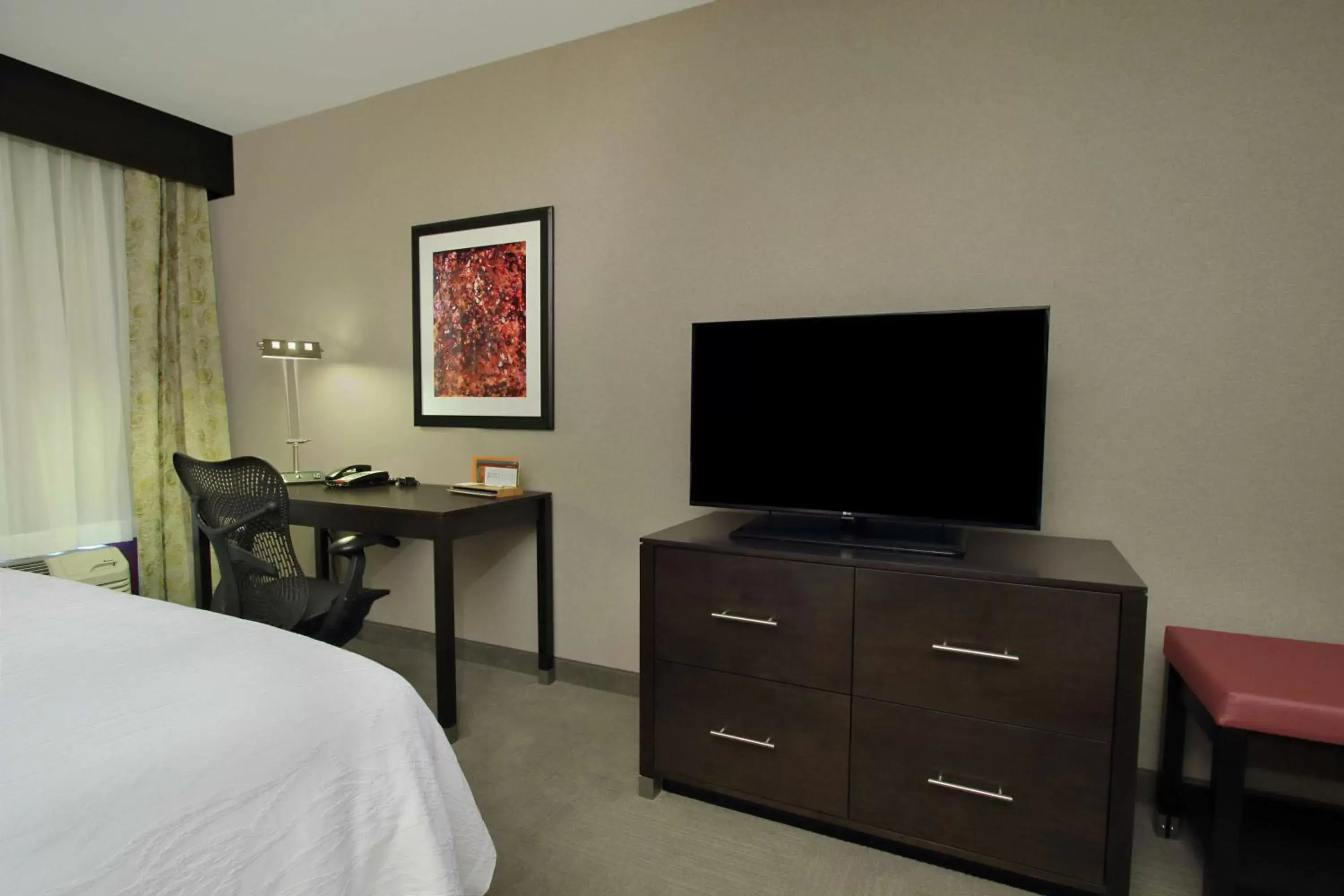 Photo of the whole room, Bed in Hilton Garden Inn Sonoma County Airport Photo of the whole room, Bed in Hilton Garden Inn Sonoma County Airport