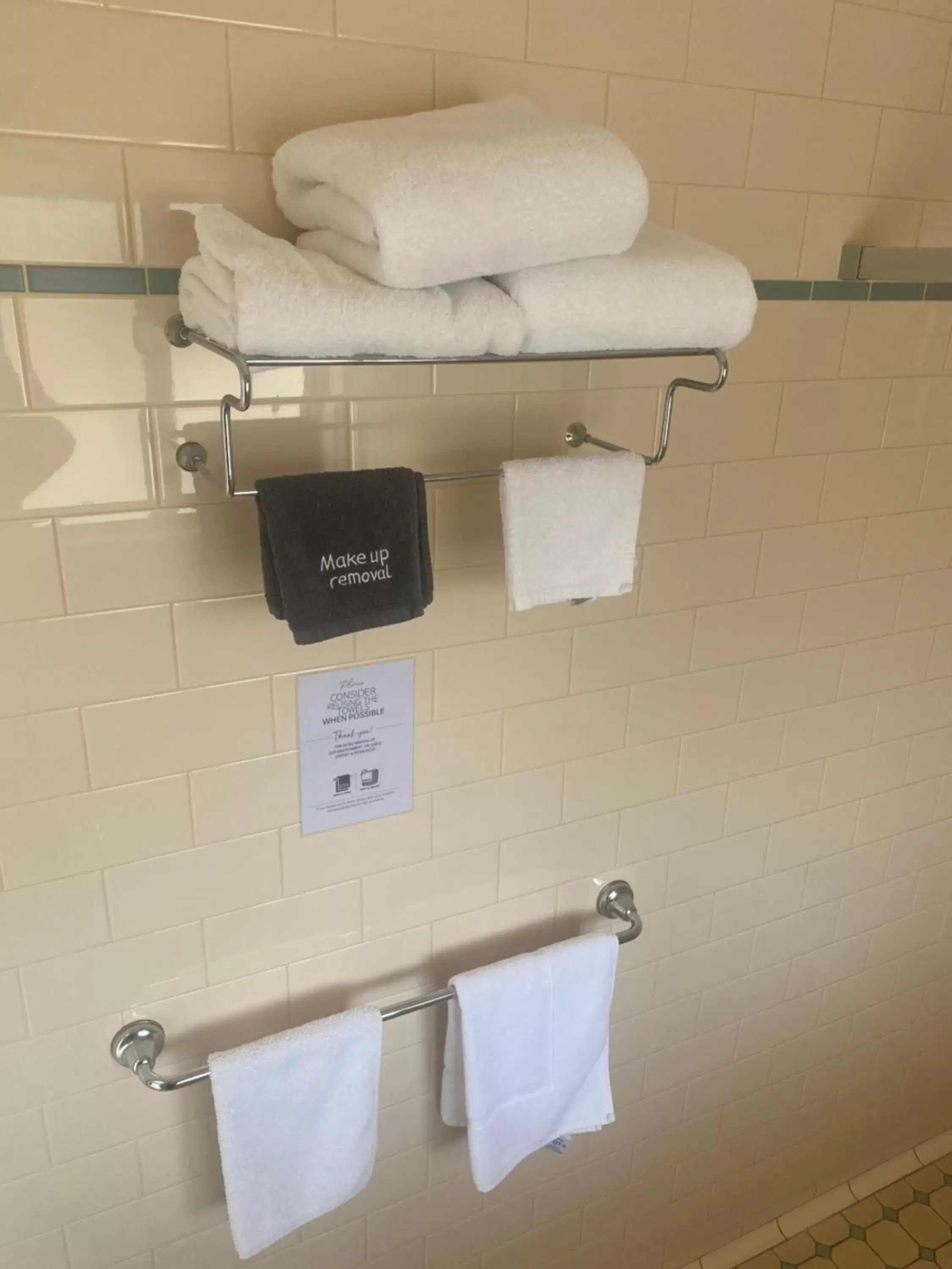 towels, Bathroom in Tumbarumba Motel & Elms Restaurant