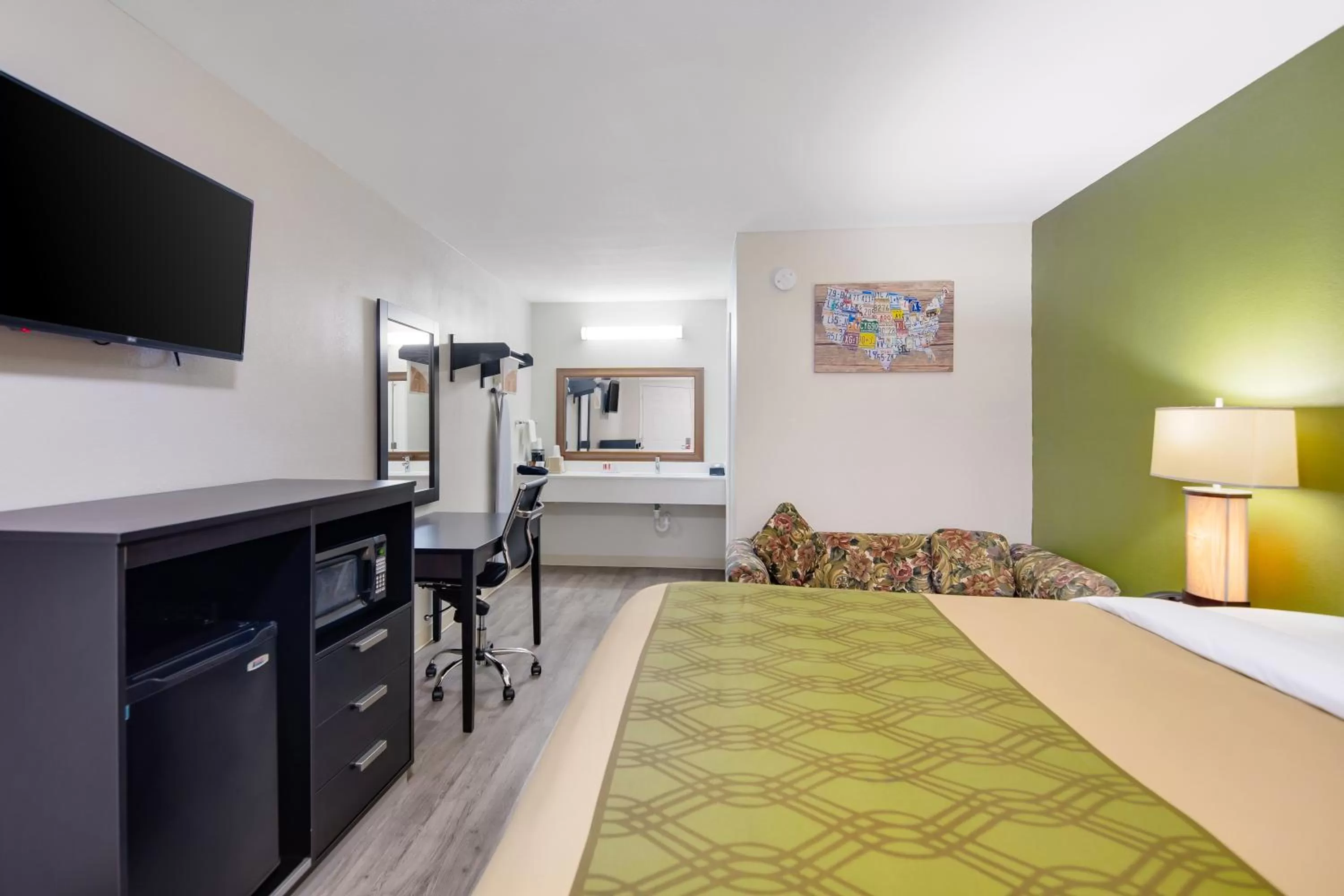 Bed in Super 8 by Wyndham Palestine TX