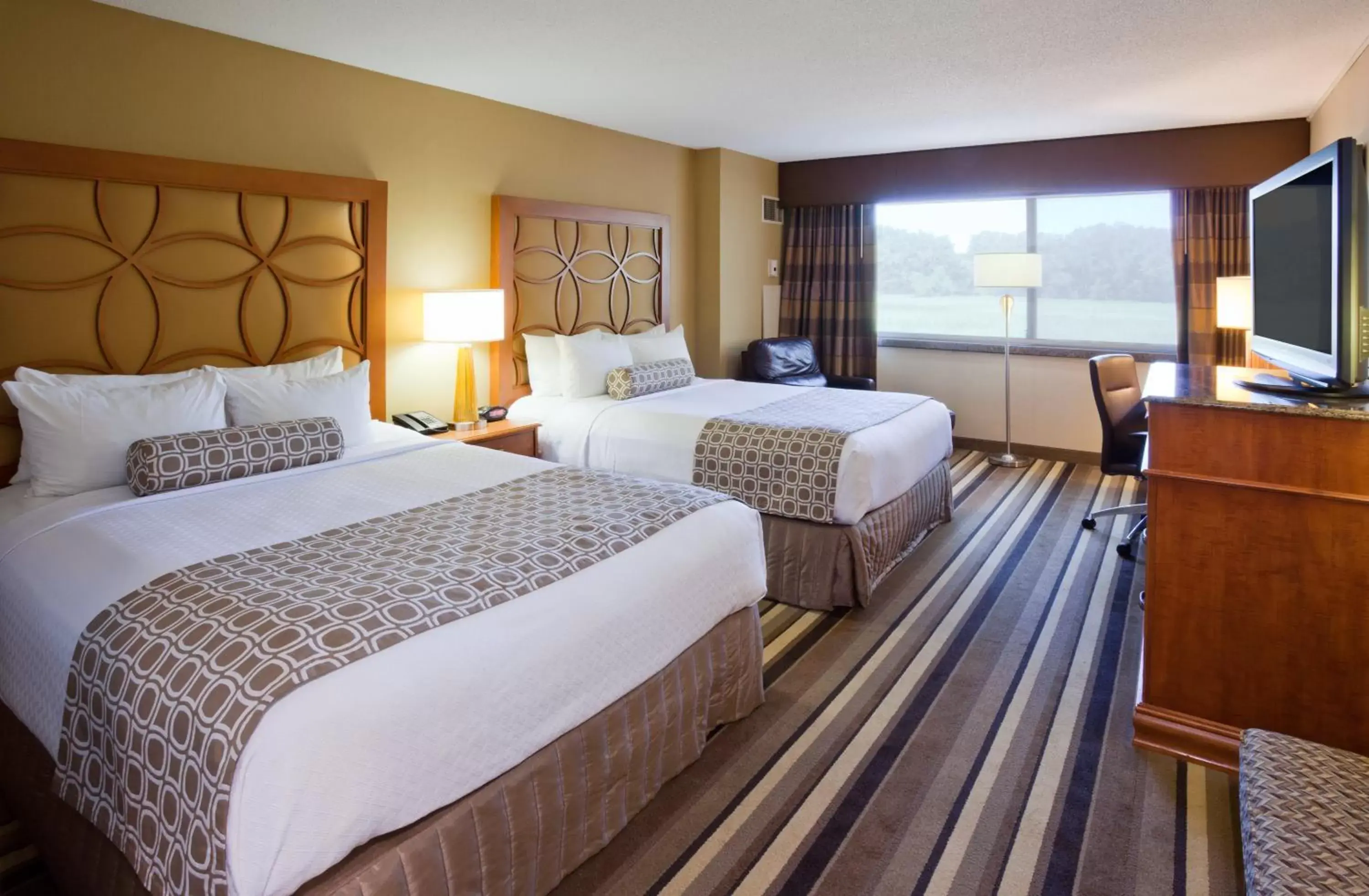 Photo of the whole room, Bed in Crowne Plaza Minneapolis West, an IHG Hotel