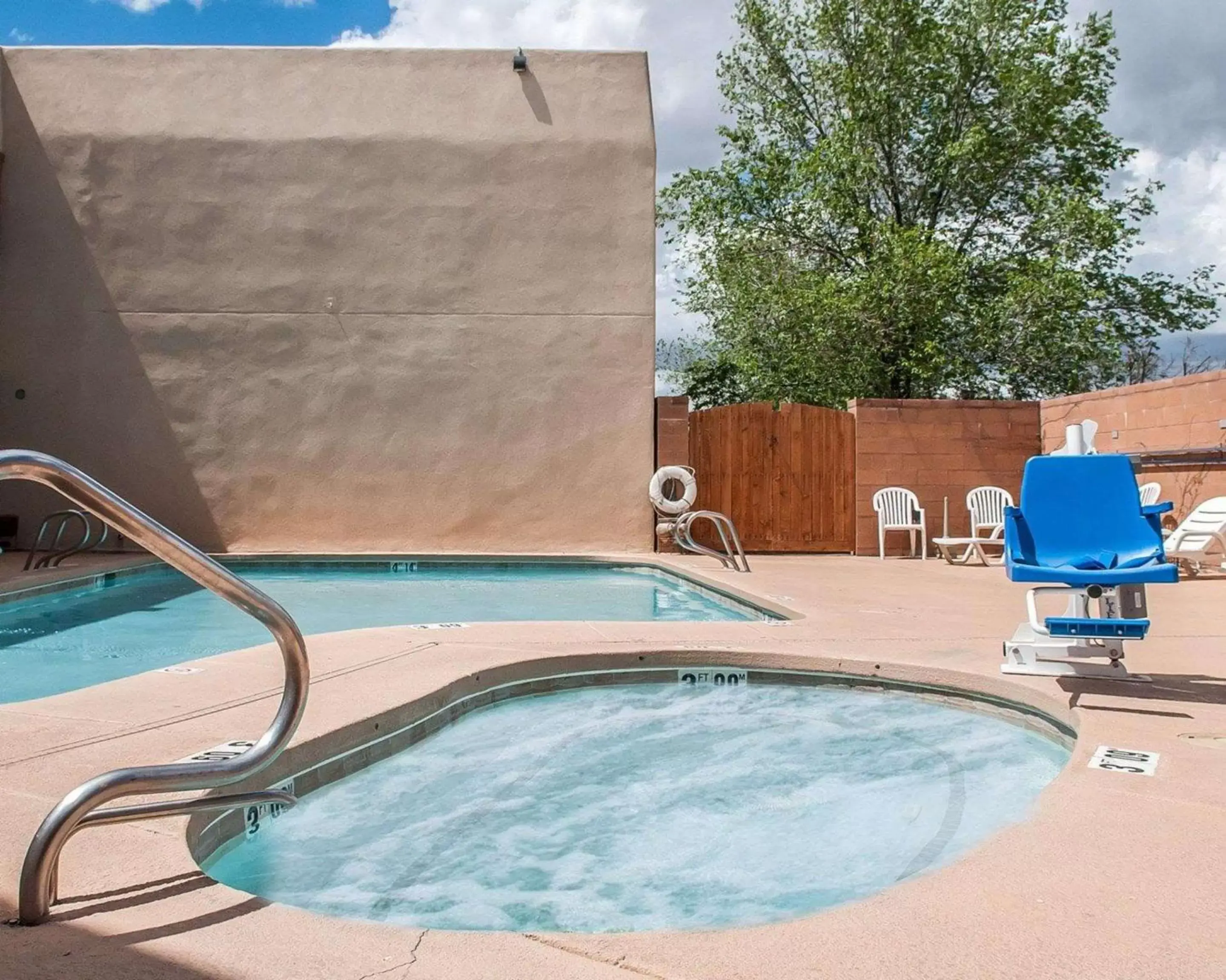 On site, Swimming Pool in Econo Lodge Inn & Suites Santa Fe