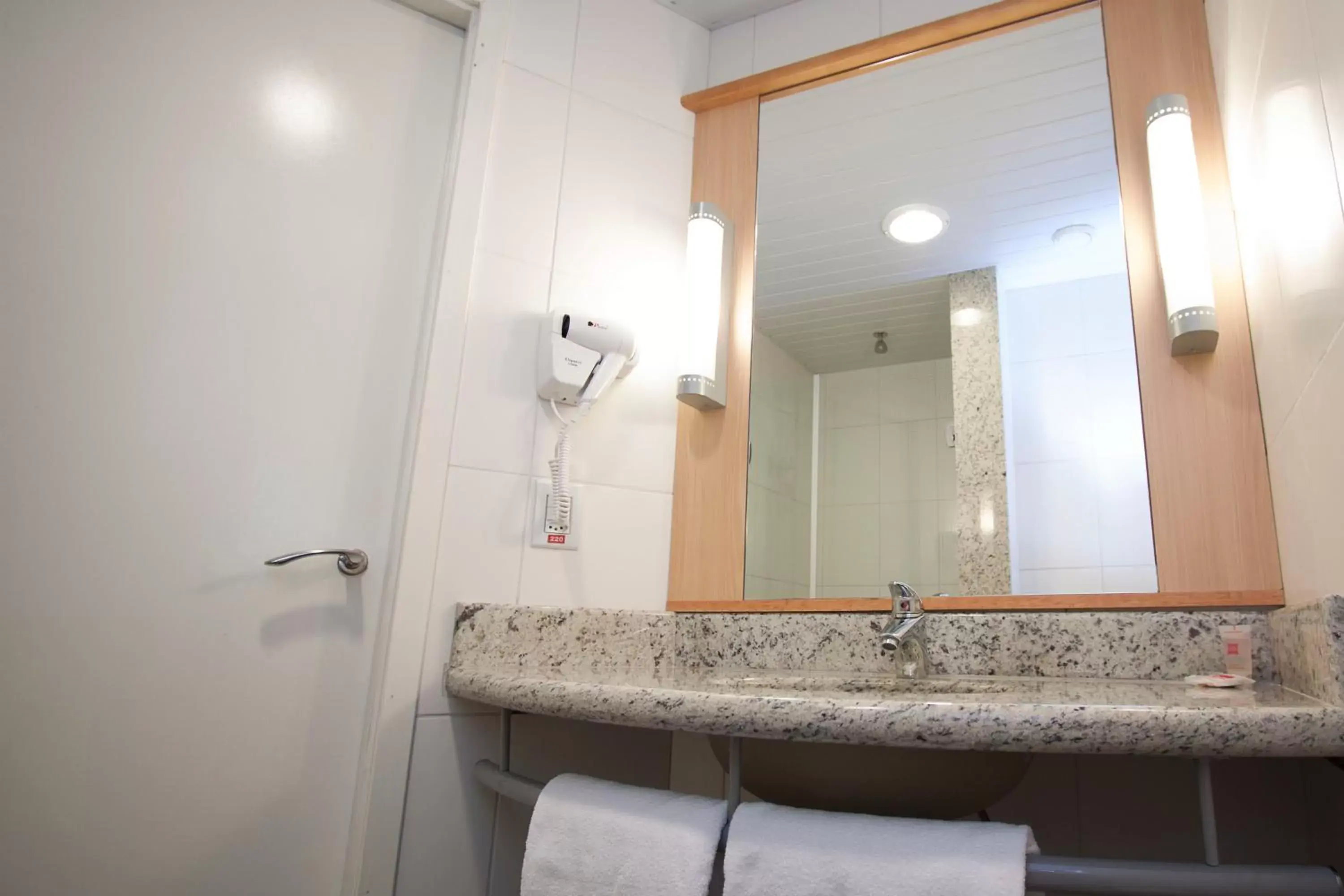 Bathroom in ibis Cascavel