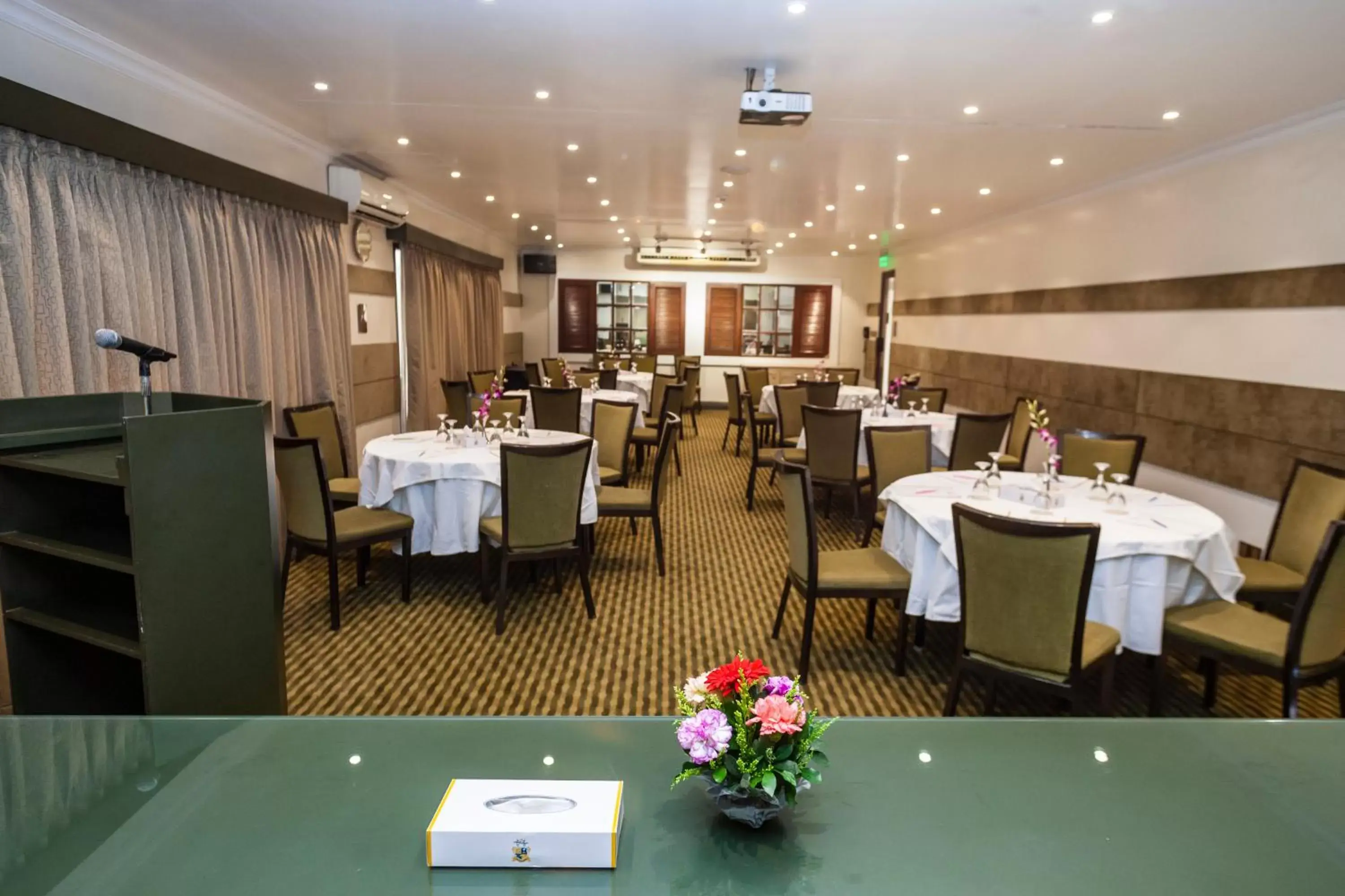 Business facilities, Restaurant/Places to Eat in Royal Park Residence Hotel