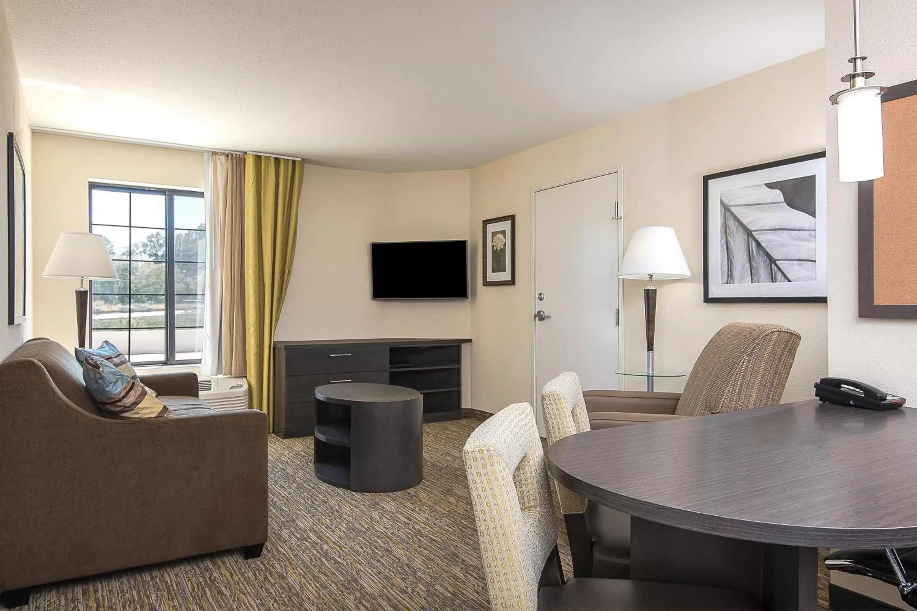 Photo of the whole room, Seating Area in Candlewood Suites Bloomington, an IHG Hotel