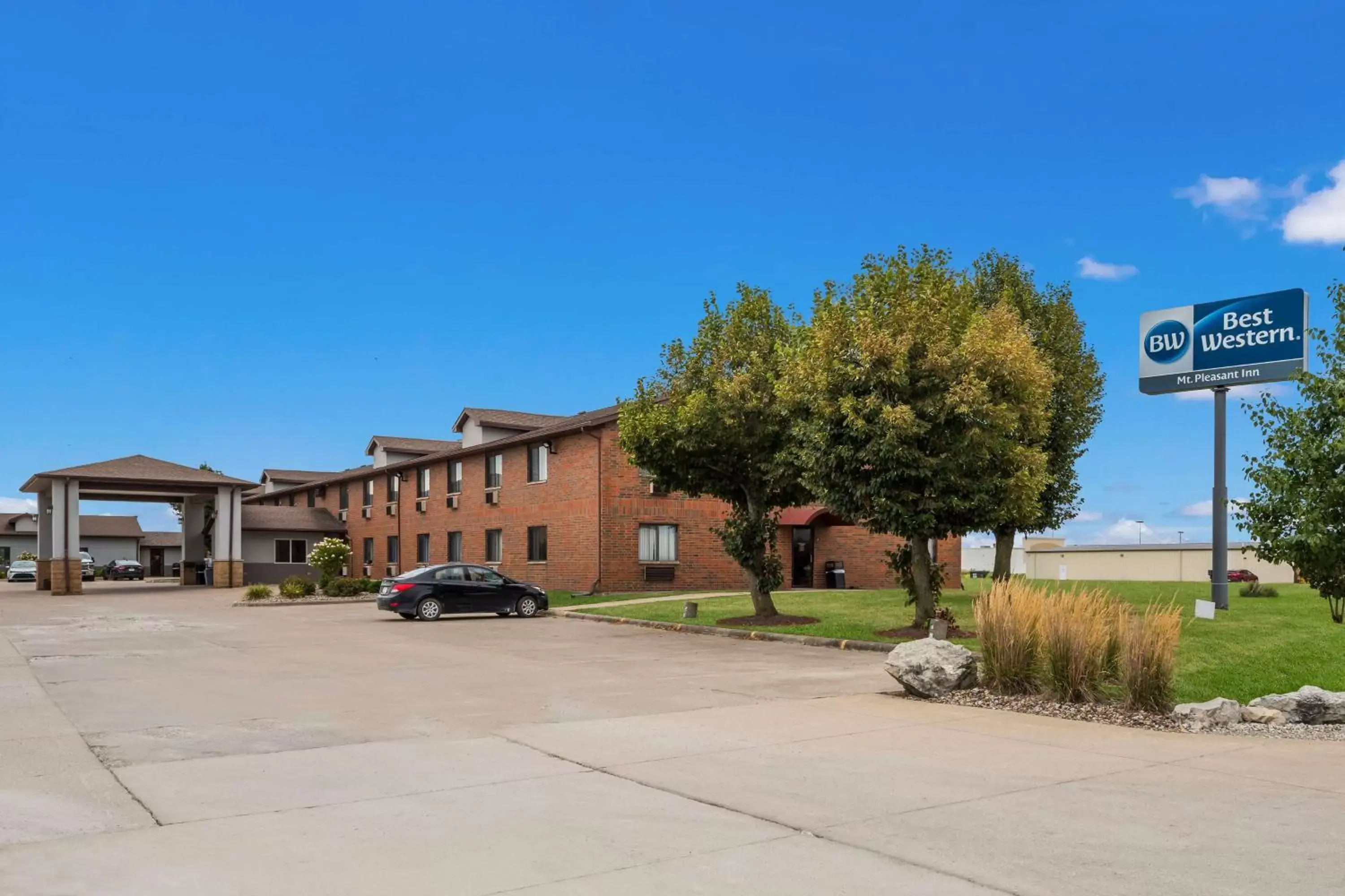 Property building in Best Western Mount Pleasant Inn Property building in Best Western Mount Pleasant Inn
