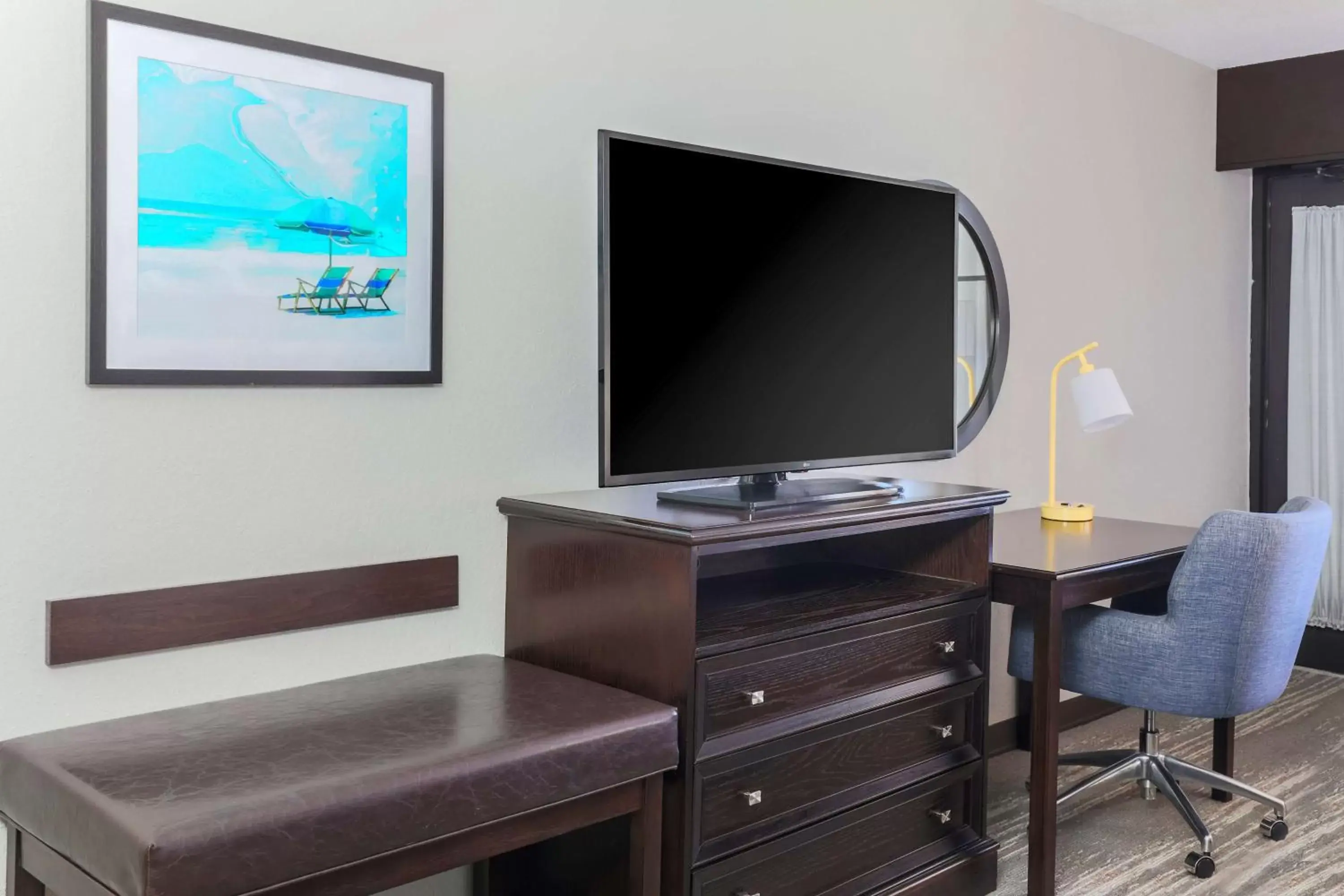 Bedroom, TV/Entertainment Center in Hampton Inn Fort Walton Beach