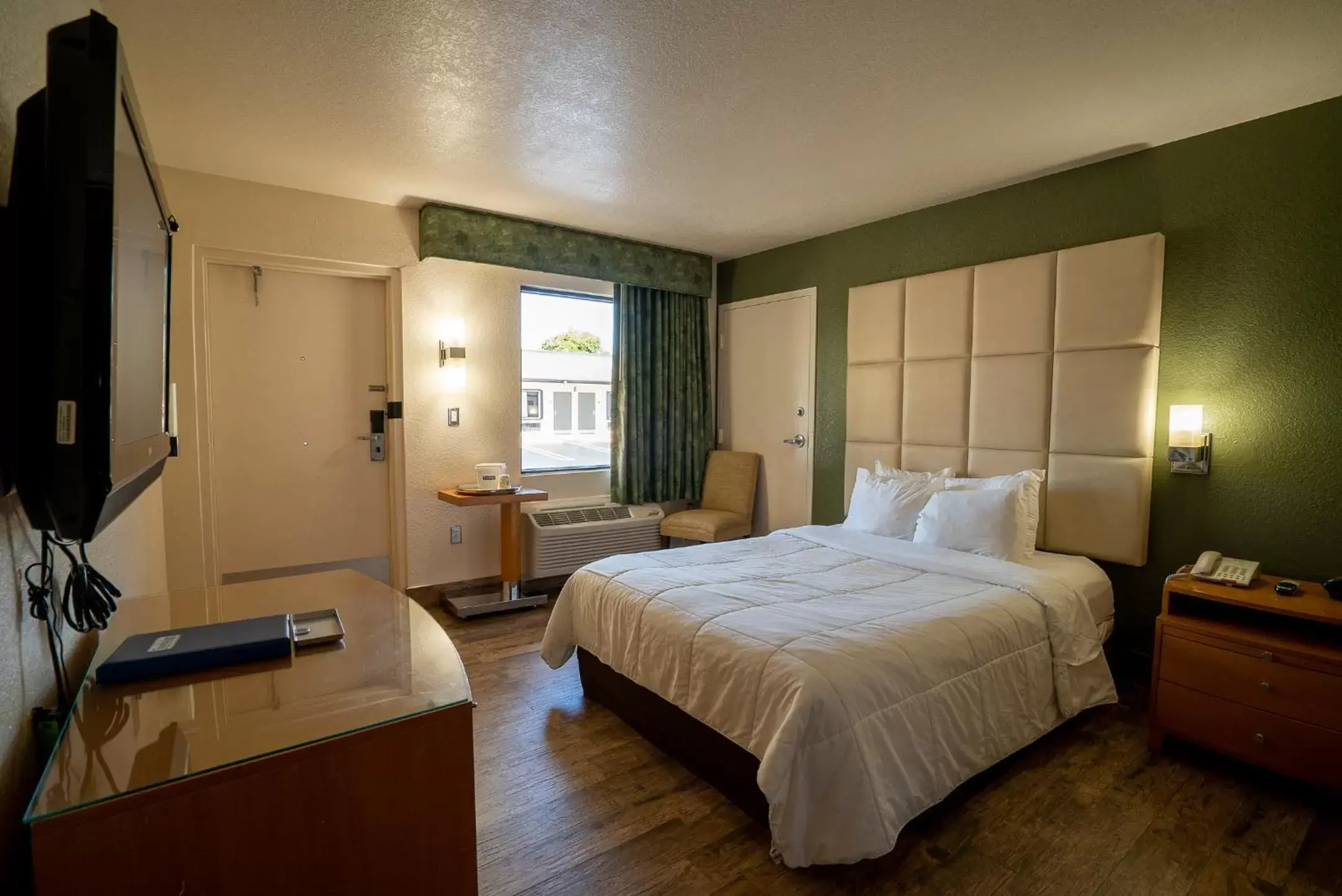 Bedroom, Bed in Travelodge by Wyndham Florida City/Homestead/Everglades