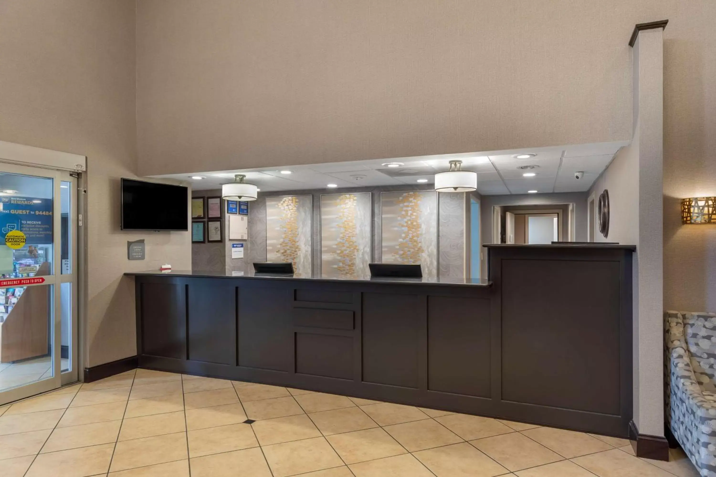 Lobby or reception, Kitchen/Kitchenette in Best Western Plus Russellville Hotel & Suites