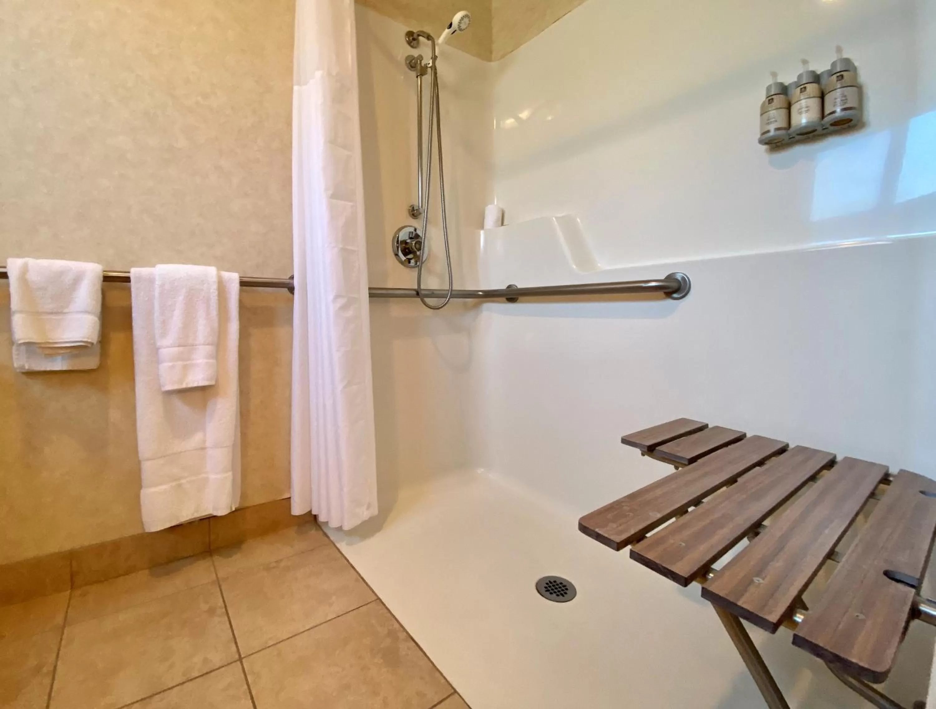 Bathroom in Cousin's Country Inn