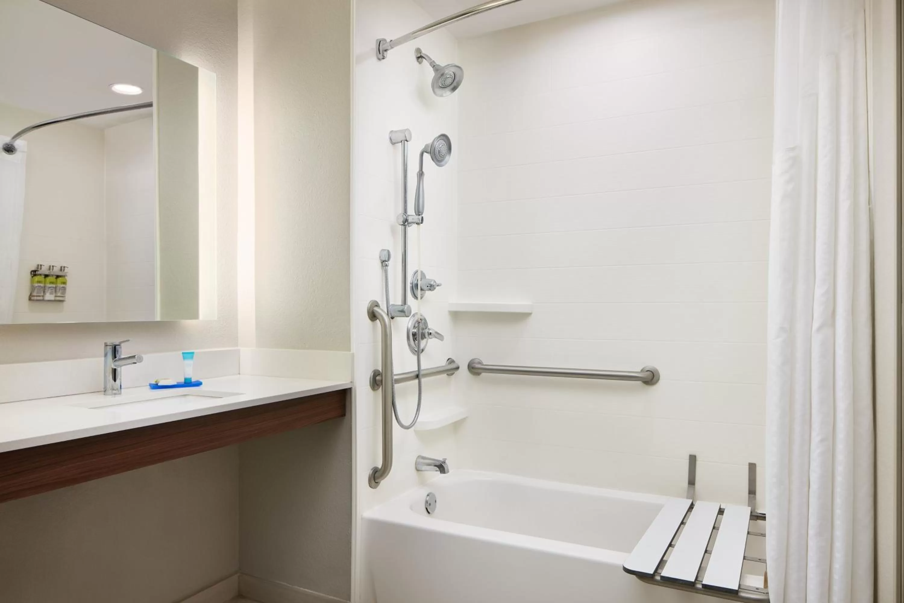 Photo of the whole room in Holiday Inn Express & Suites Bonifay by IHG