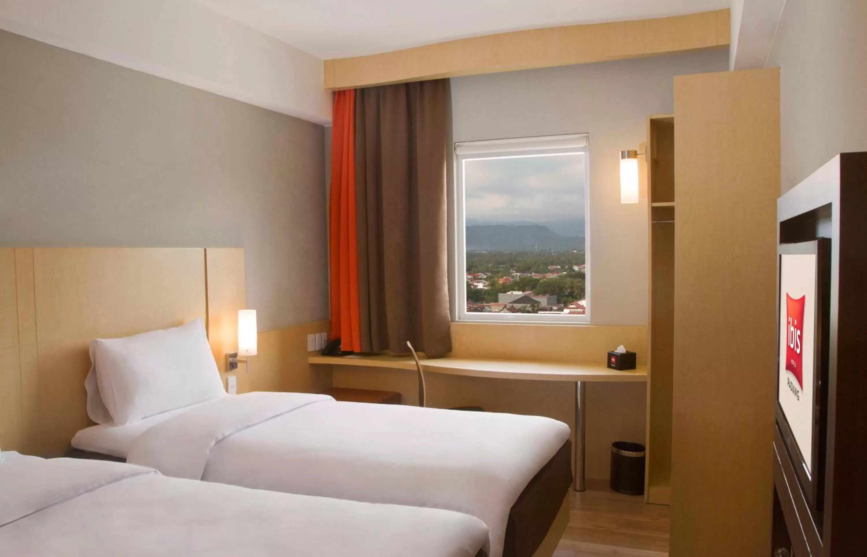 City view, Bed in Ibis Padang