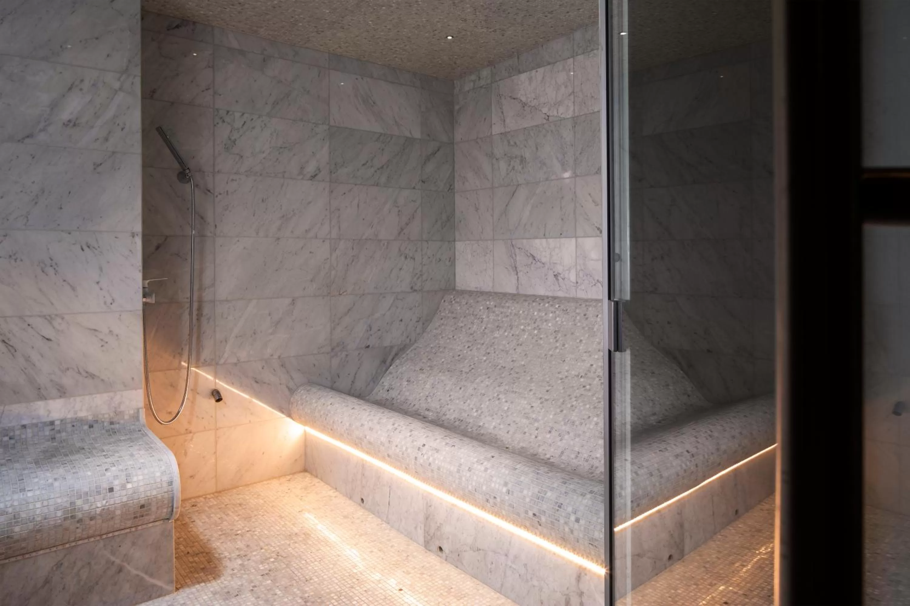 Steam room in Paris j'Adore Hotel & Spa