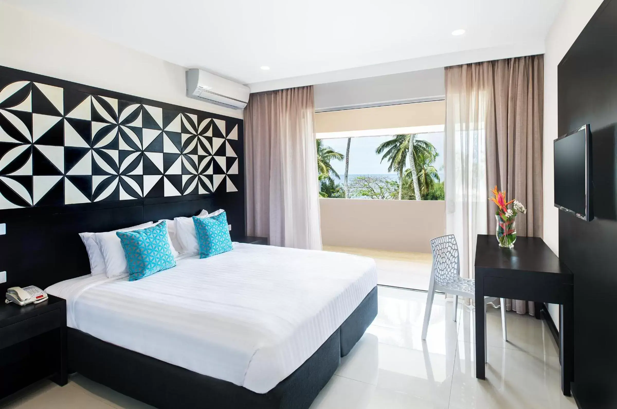 Balcony/Terrace, Bed in Tanoa International Dateline Hotel