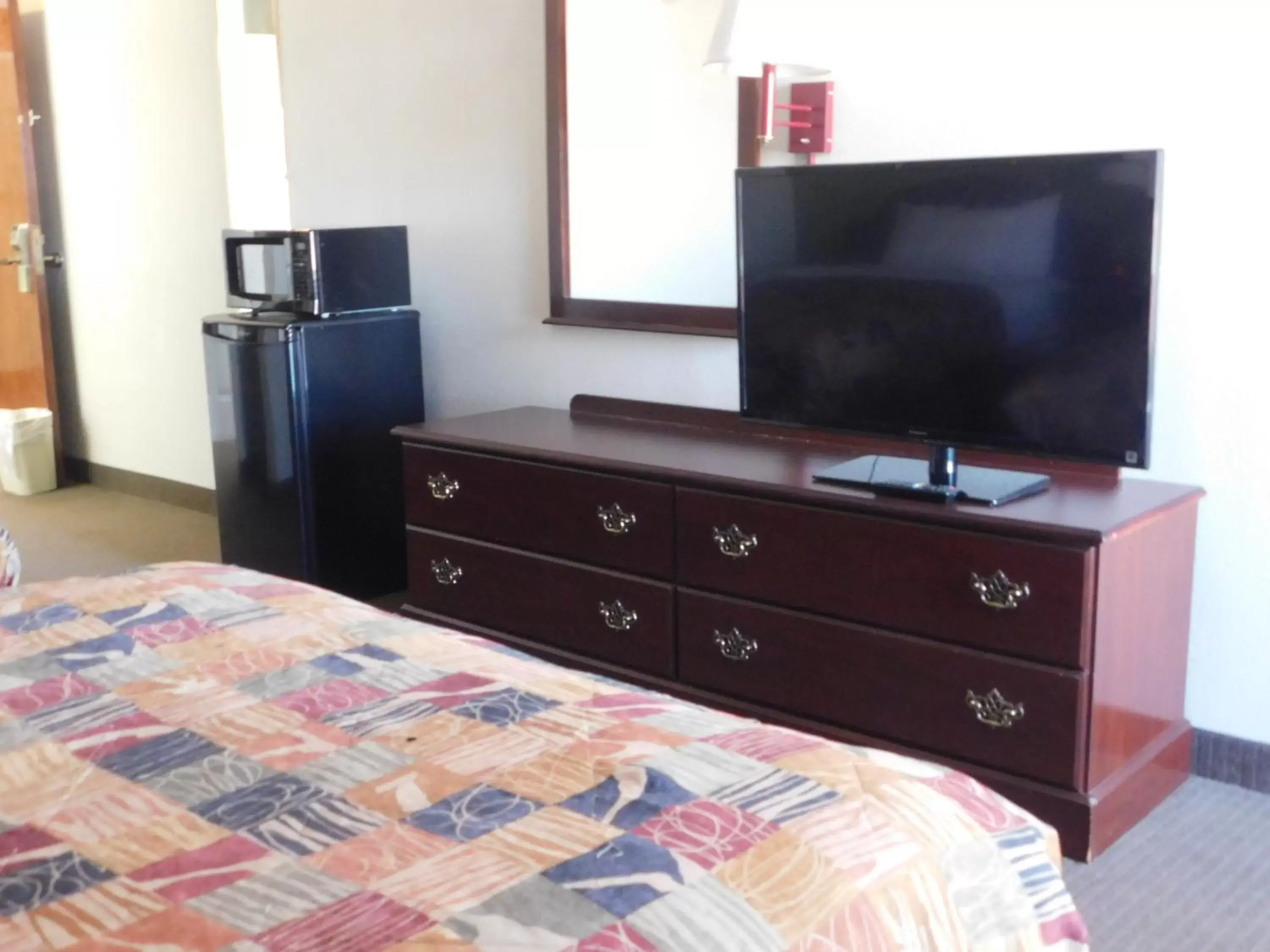 Bedroom, TV/Entertainment Center in Quality Inn & Suites Thomasville