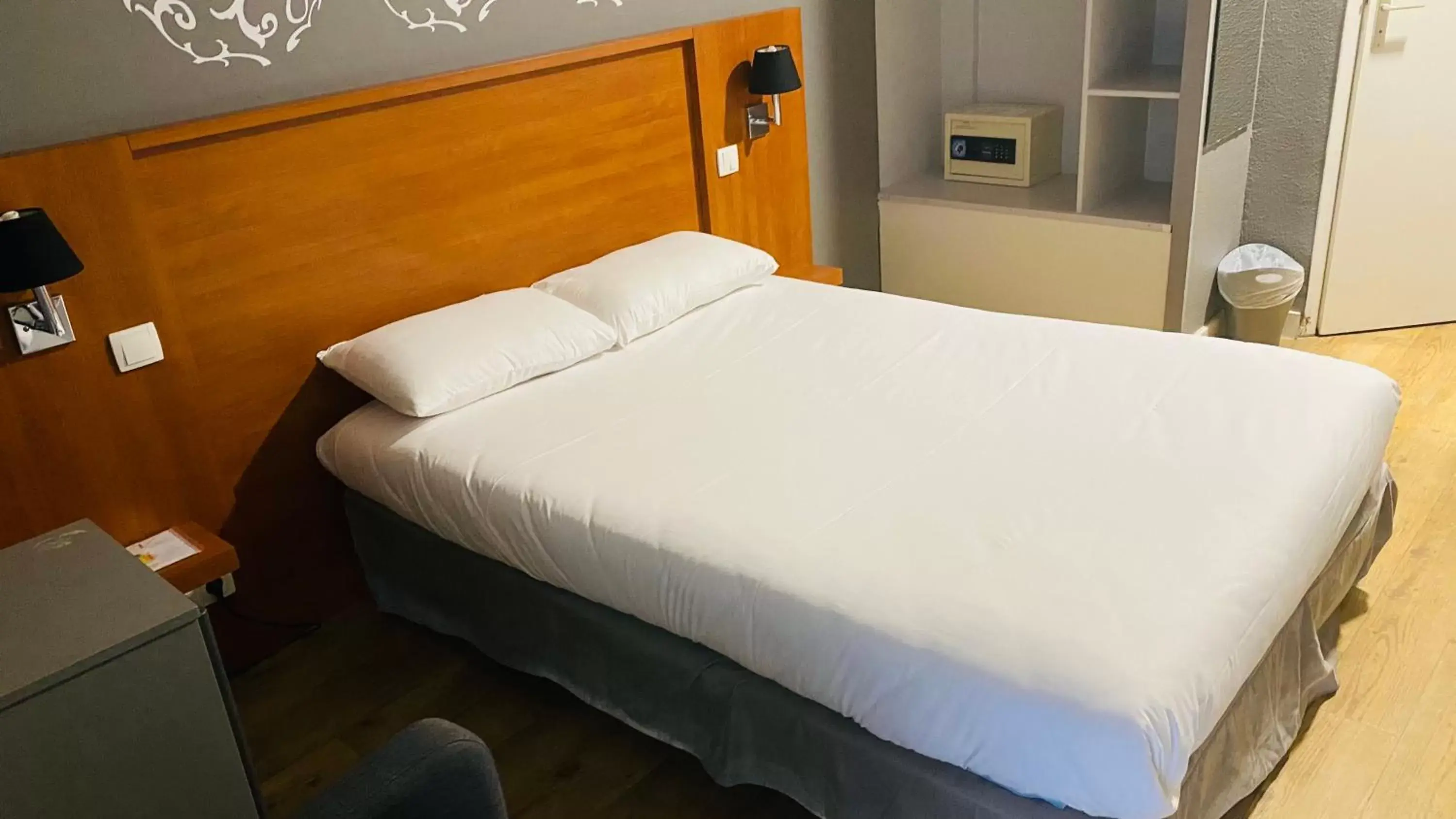 Bed in Hotel Martinez Grenay