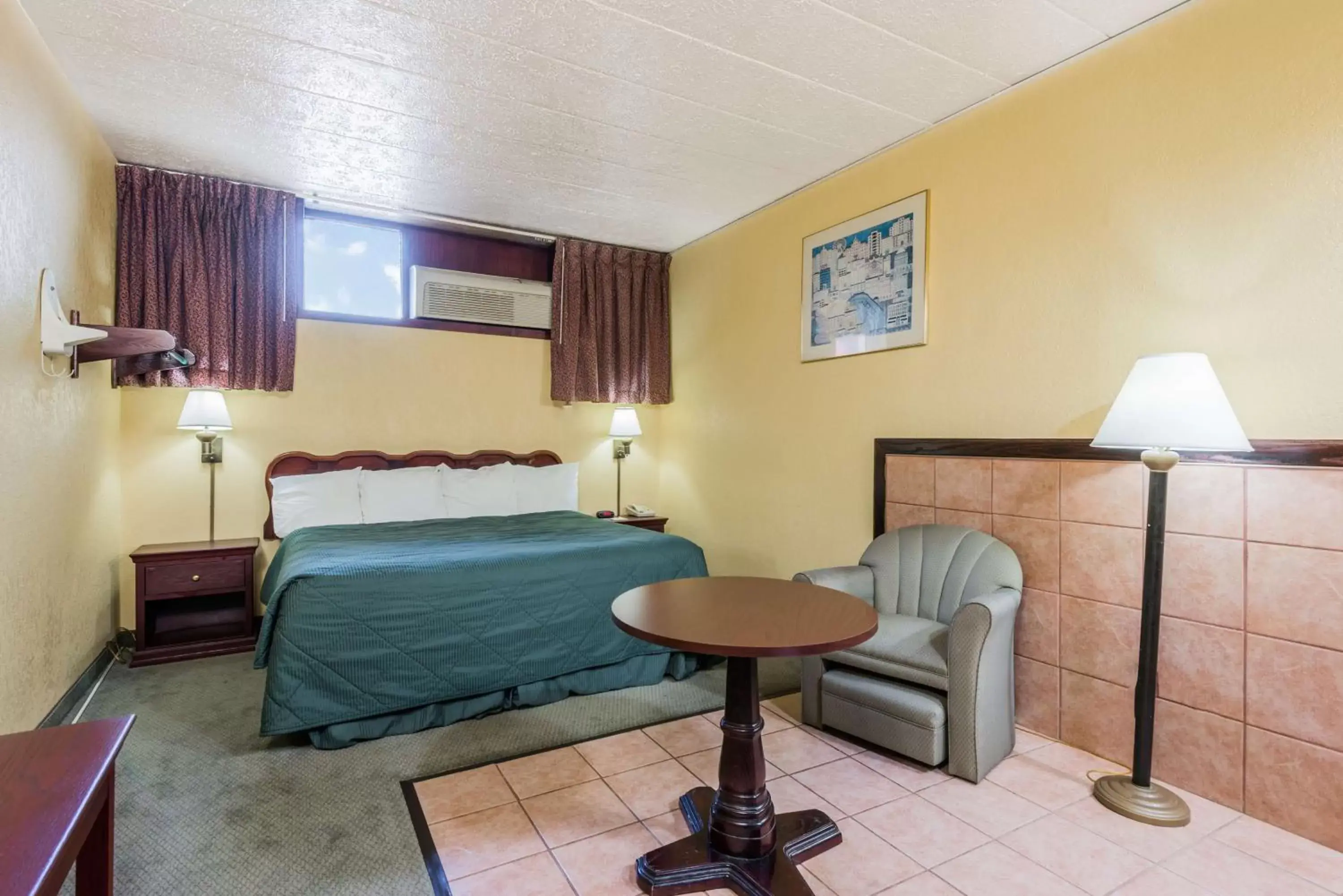 Photo of the whole room, Bed in Days Inn by Wyndham Pittsburgh Photo of the whole room, Bed in Days Inn by Wyndham Pittsburgh