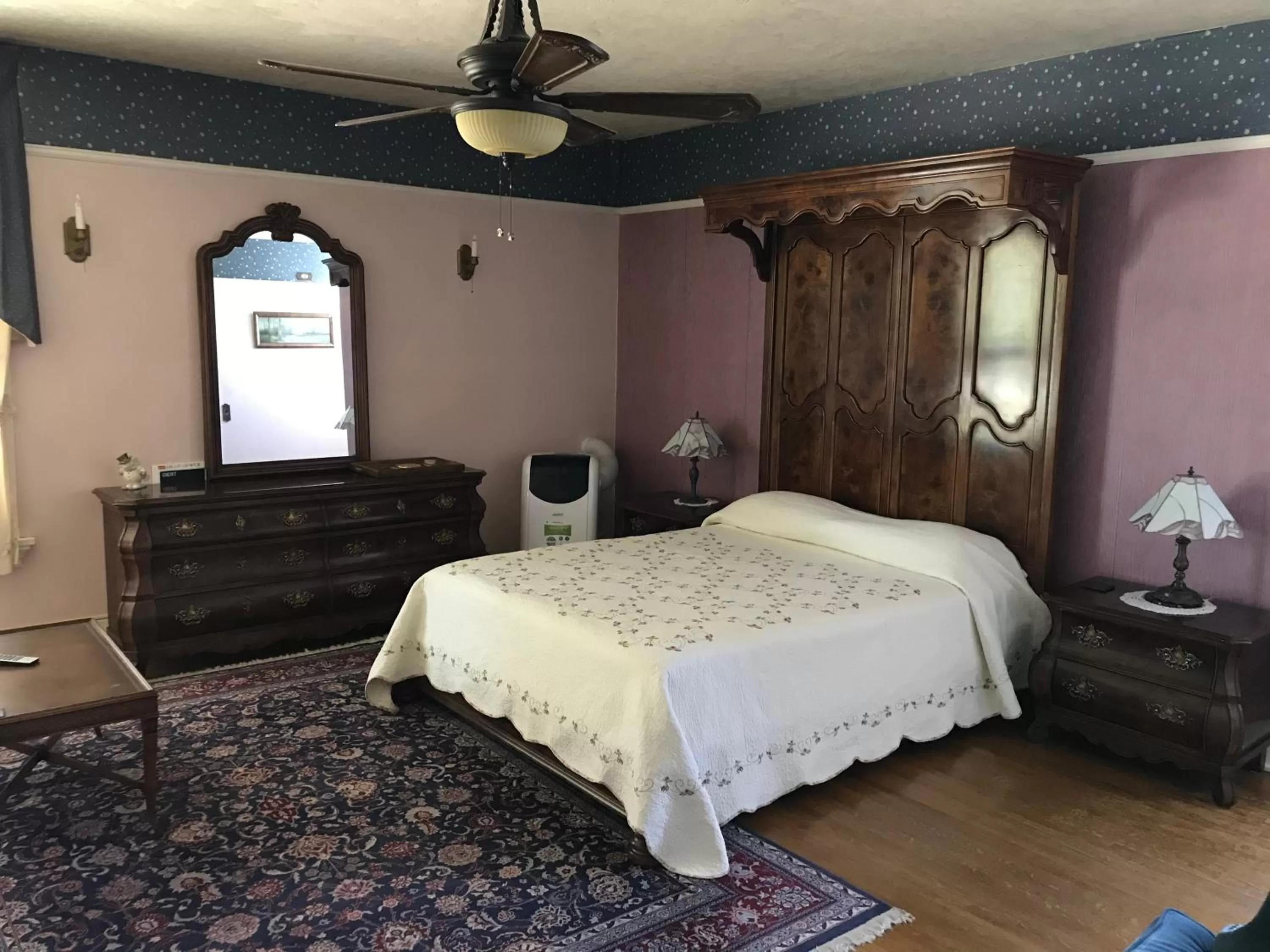 Bedroom, Bed in Mount Shasta Ranch Bed and Breakfast