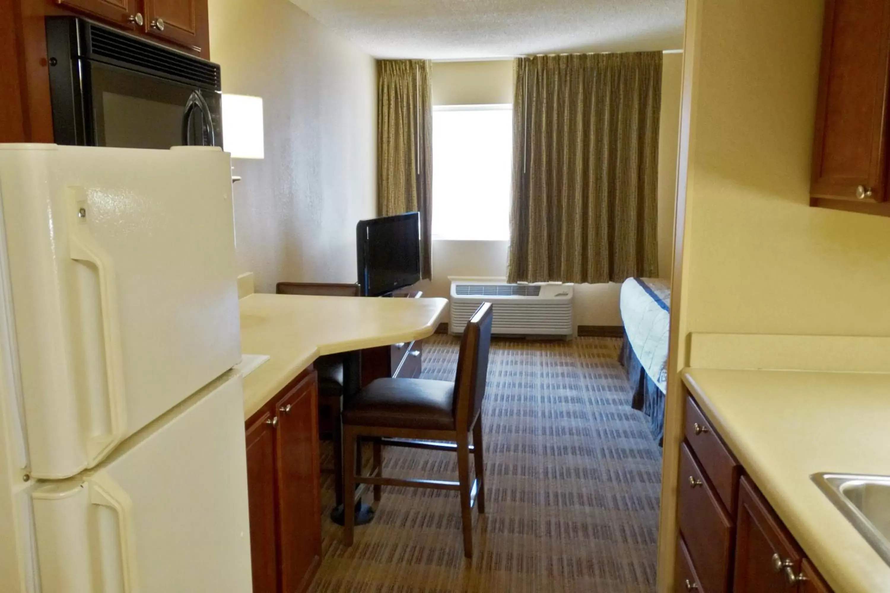 Kitchen or kitchenette, TV/Entertainment Center in Extended Stay America Suites - Dallas - Richardson