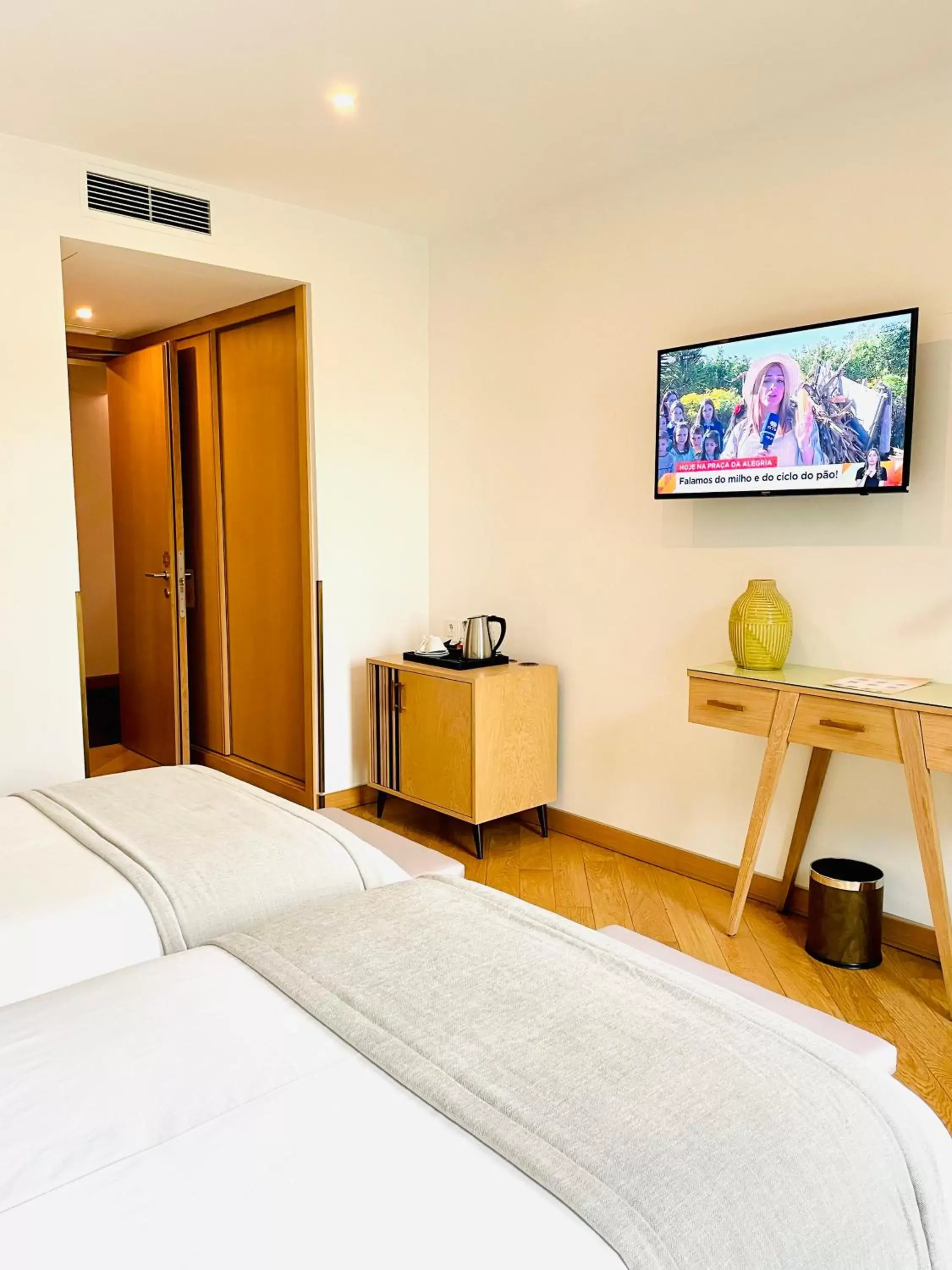 Bedroom, TV/Entertainment Center in Castelo Hotel