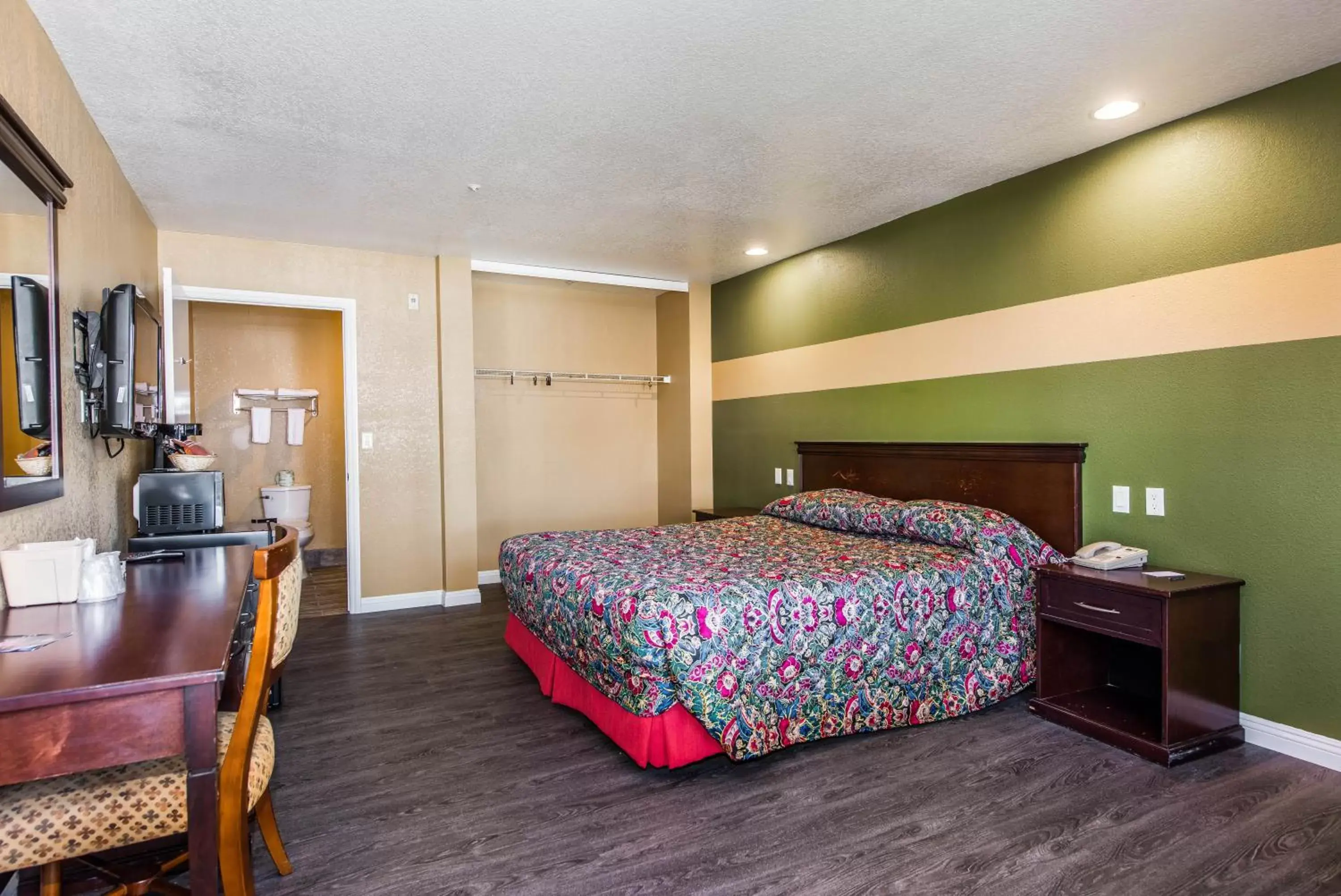 Bed in Budget Inn Anaheim / Santa Fe Springs