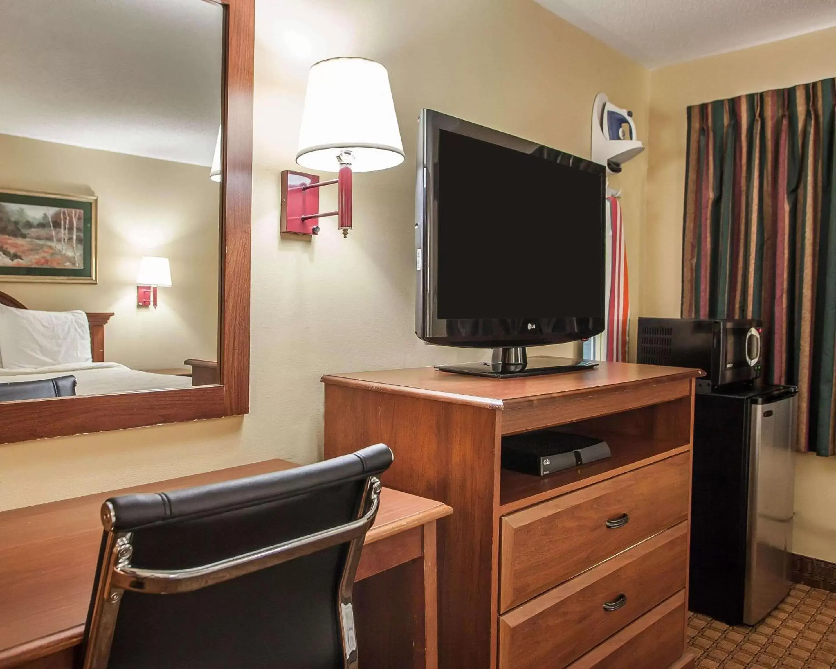 Double Room with Two Double Beds - Smoking in Econo Lodge Double Room with Two Double Beds - Smoking in Econo Lodge