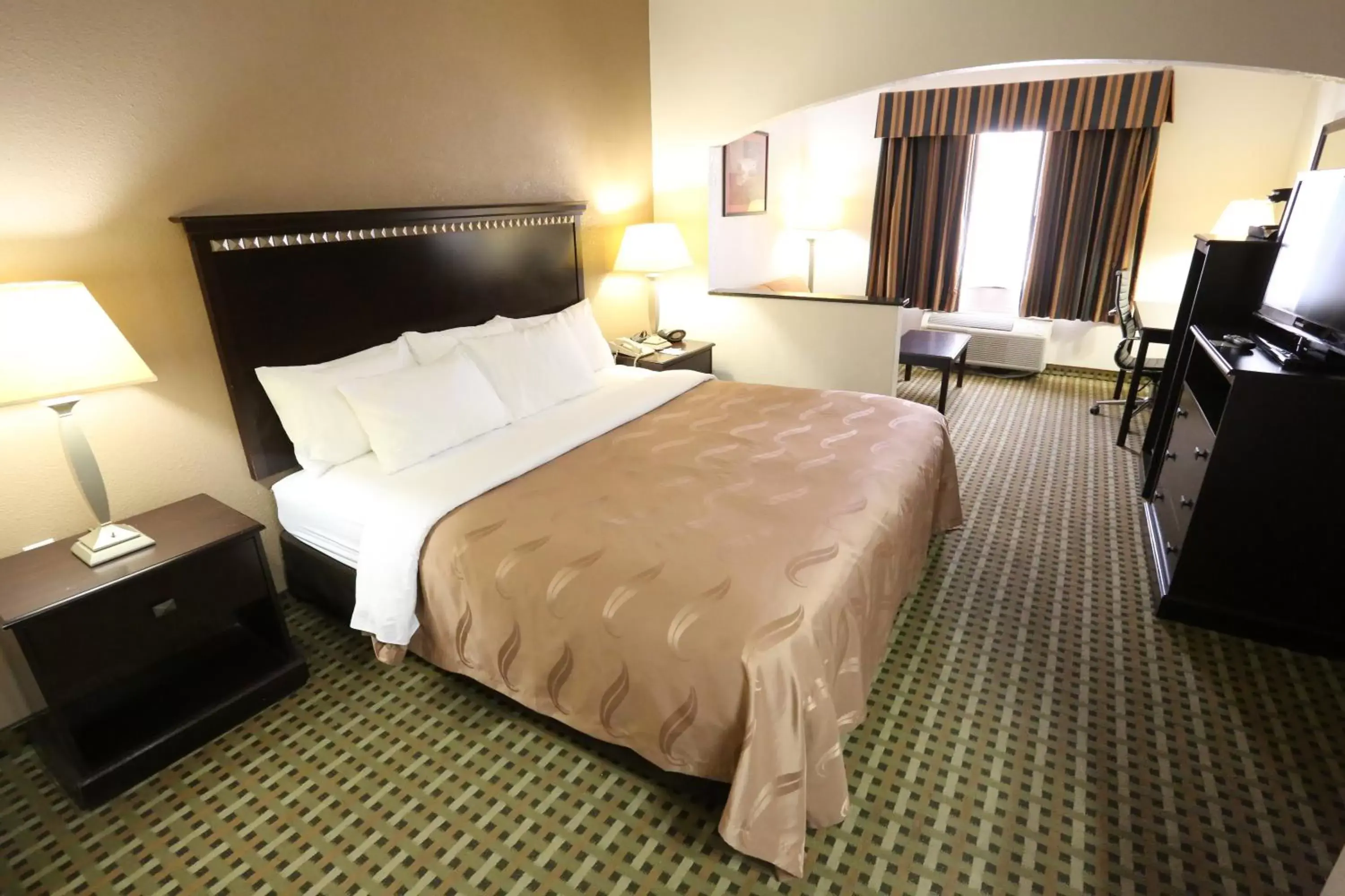 TV and multimedia, Bed in Quality Suites, Ft Worth Burleson