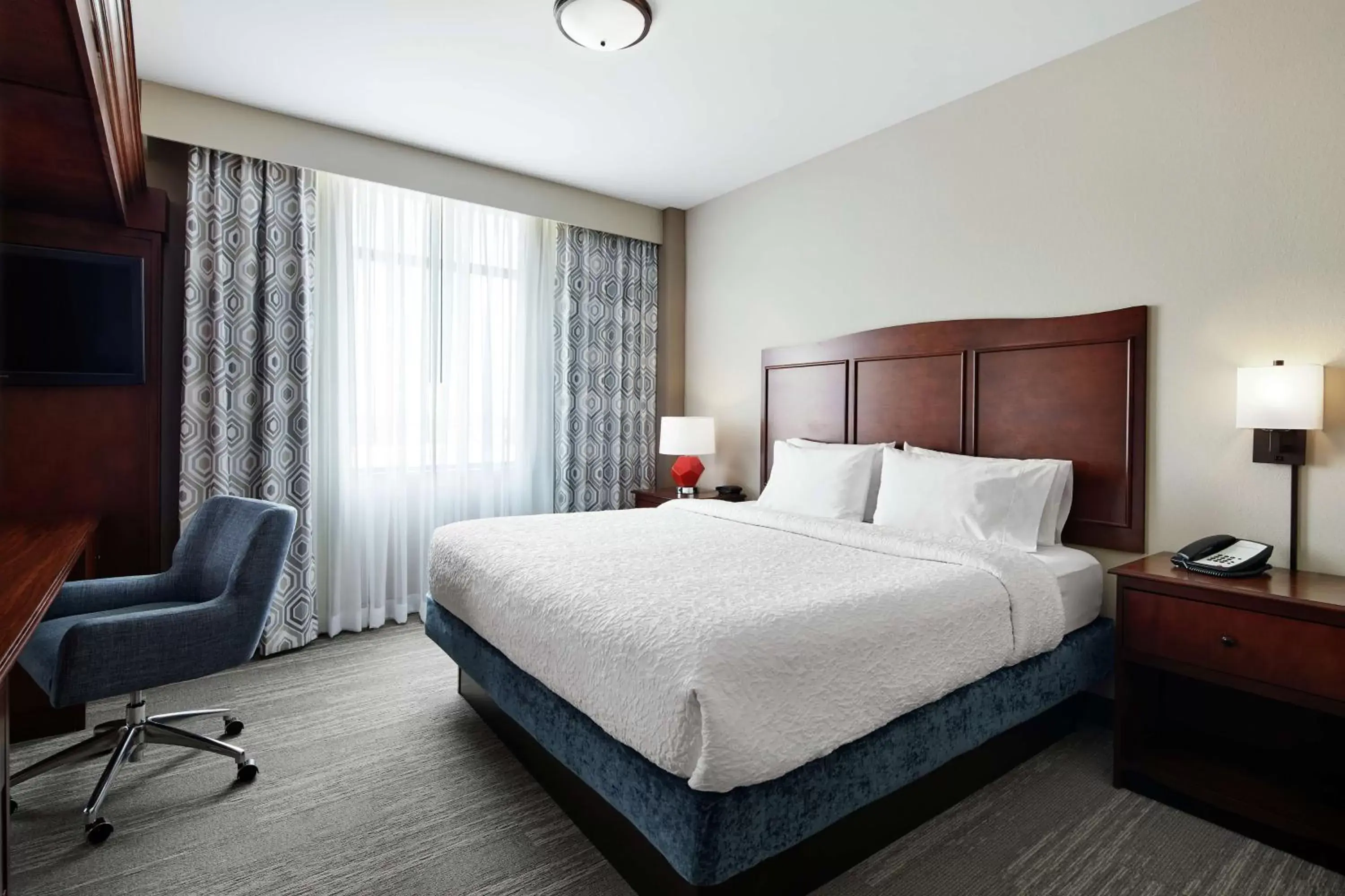 Bedroom, Bed in Hampton Inn & Suites Mt. Prospect