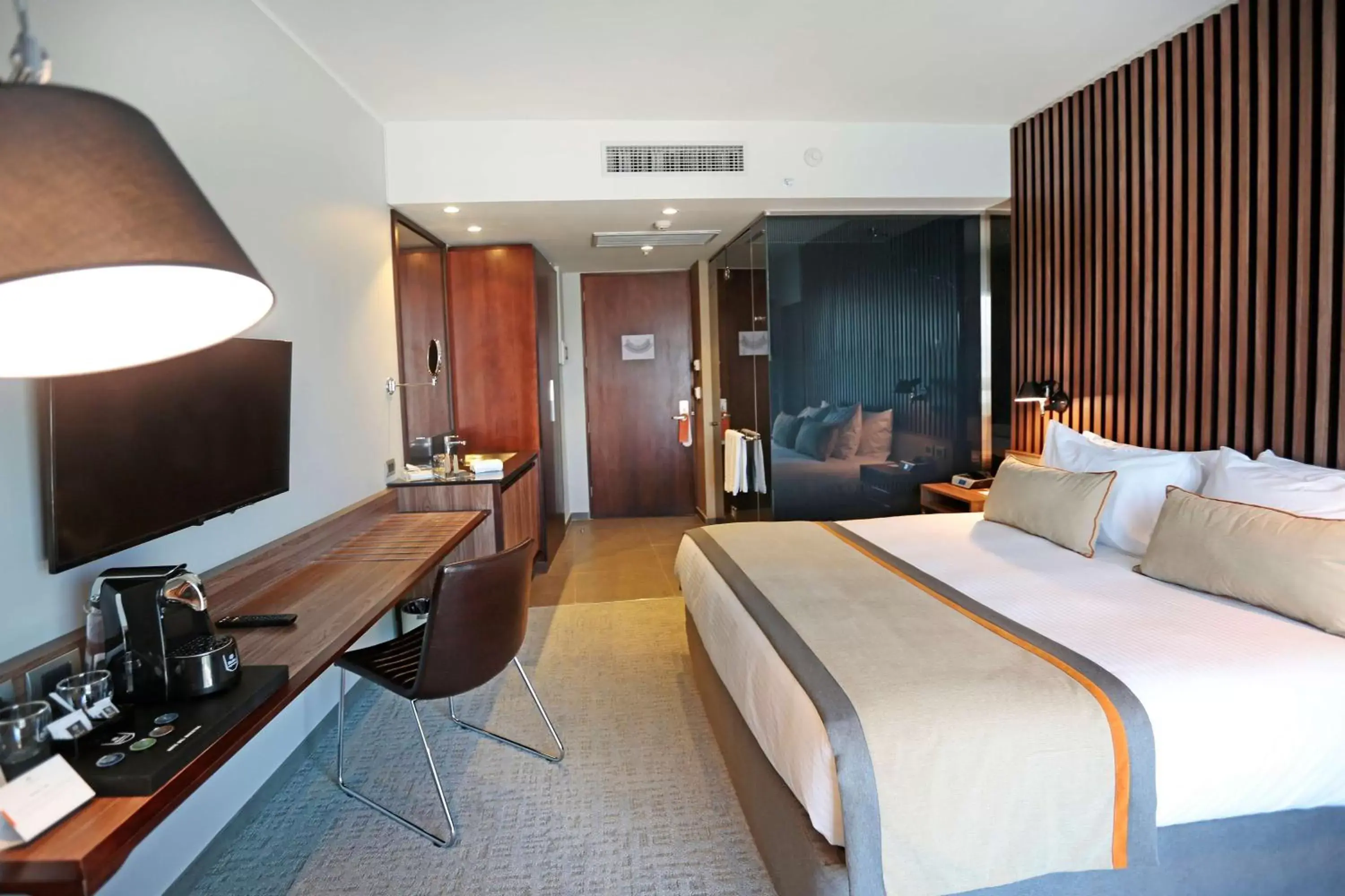 Bed, TV/Entertainment Center in DoubleTree by Hilton Santiago Kennedy, Chile