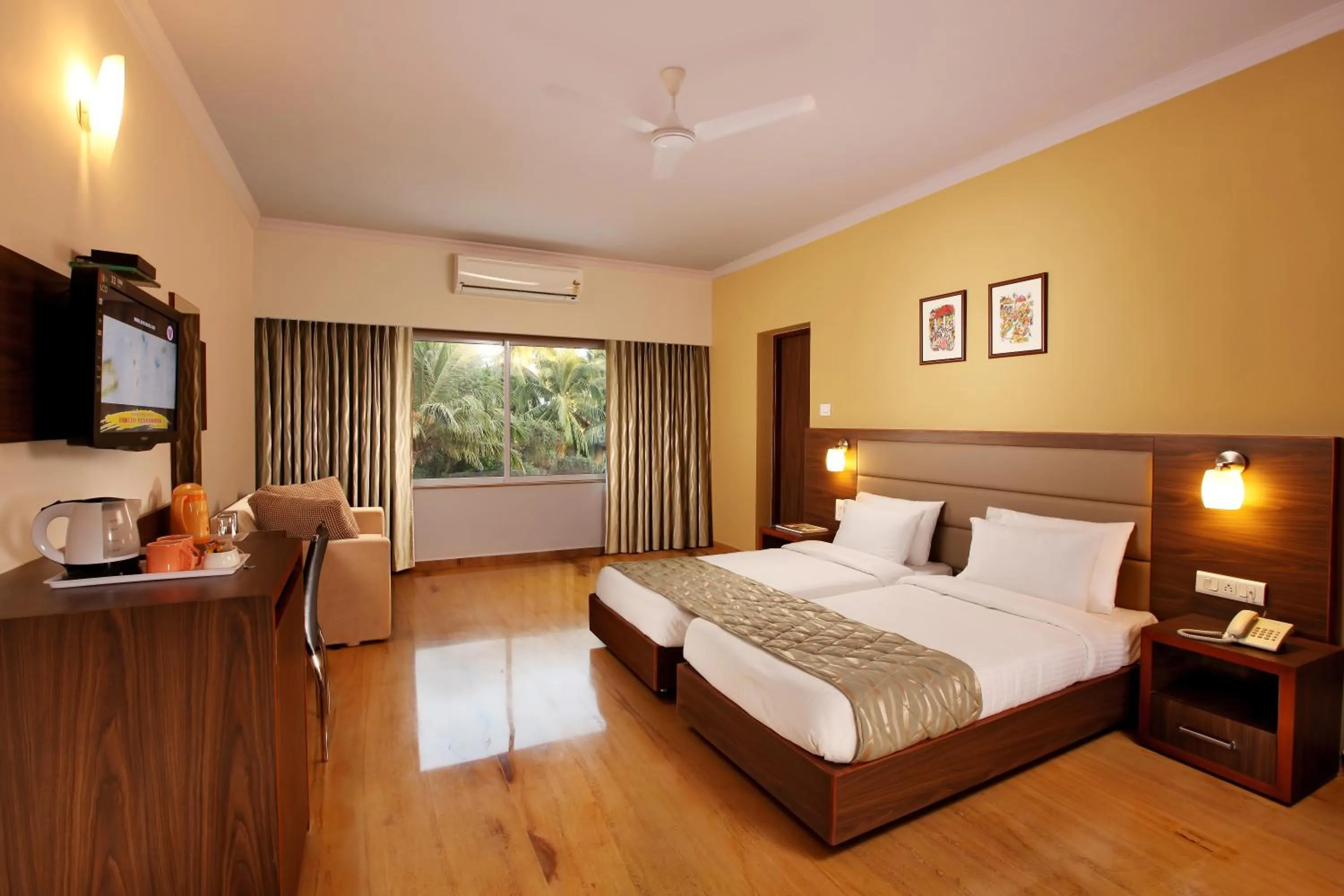 Photo of the whole room, Bed in The Hawaii Comforts Panjim Donapaula