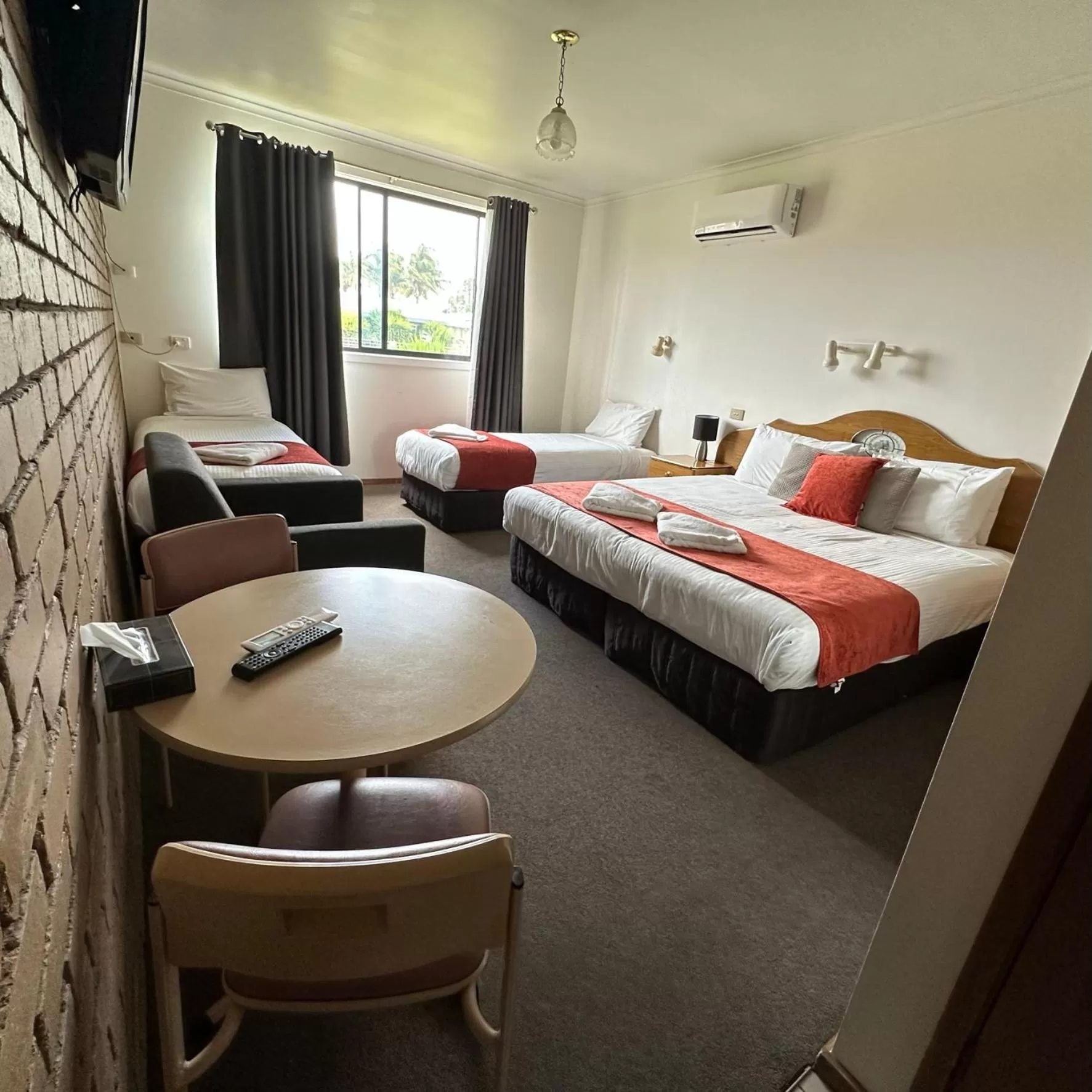 Bed in SHEPPARTON MOTOR INN Tudor House Motel