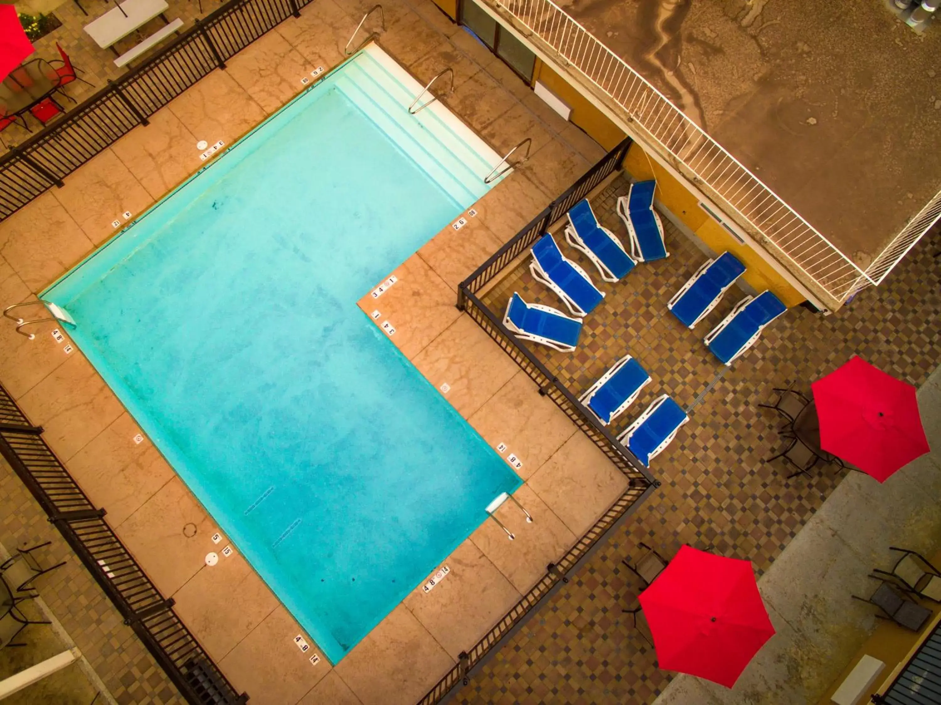 Swimming pool, Pool View in Sahara Courtyard Inn Penticton