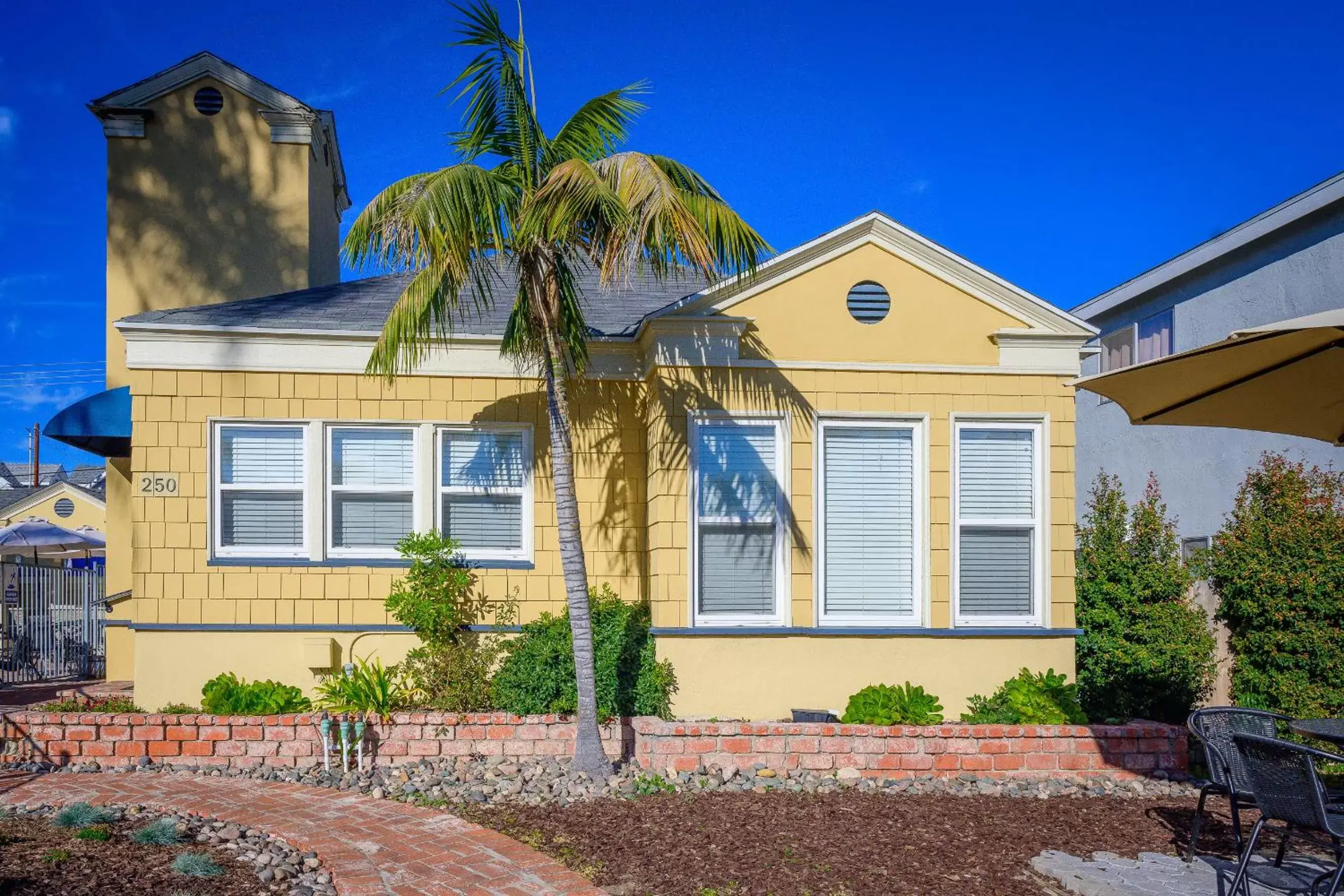 Property Building in Coronado Inn