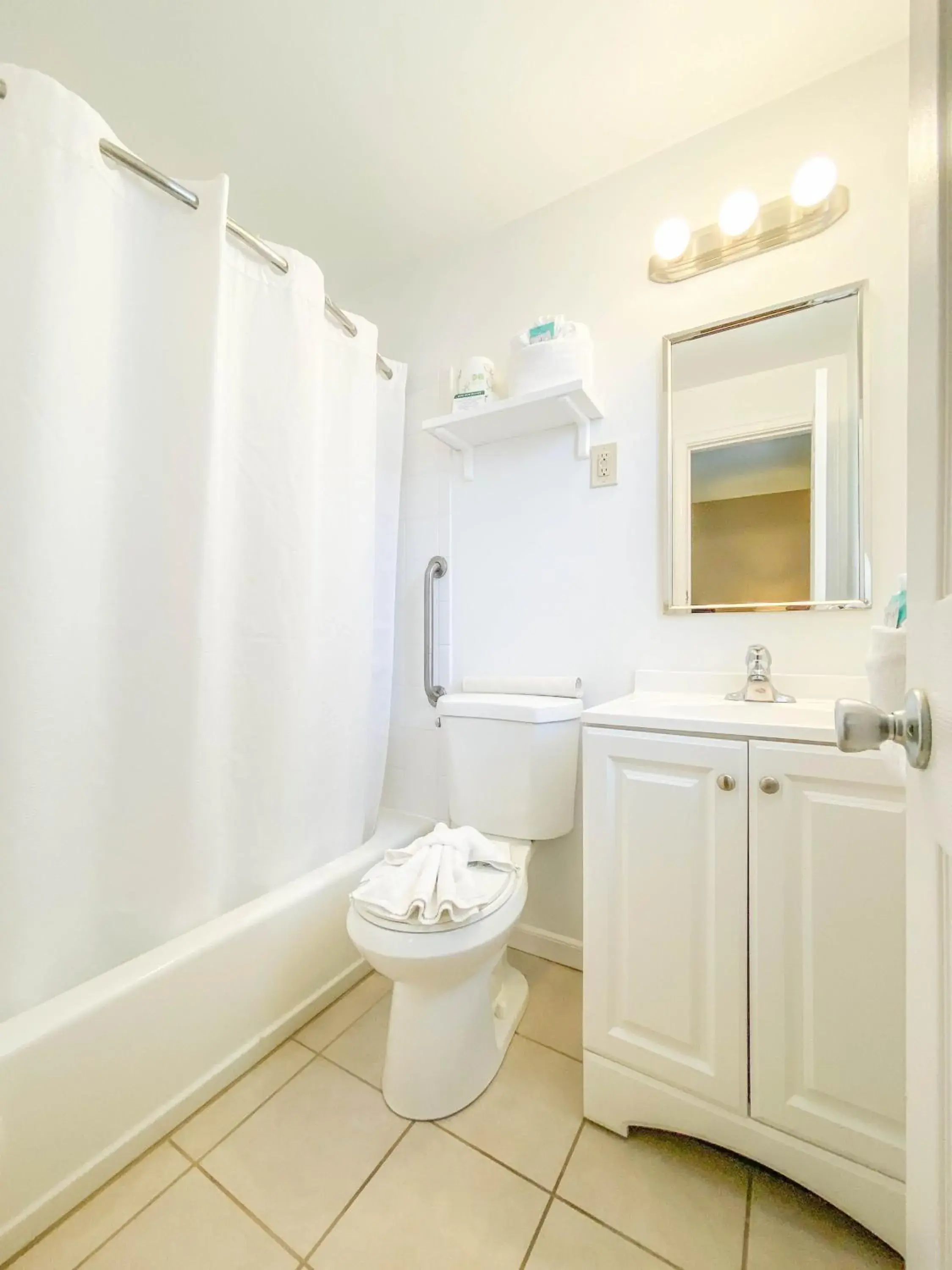 Bathroom in Ocean Court Beachfront Hotel