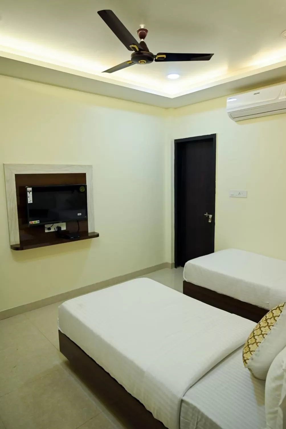 Photo of the whole room, Bed in Hotel Golden Bliss