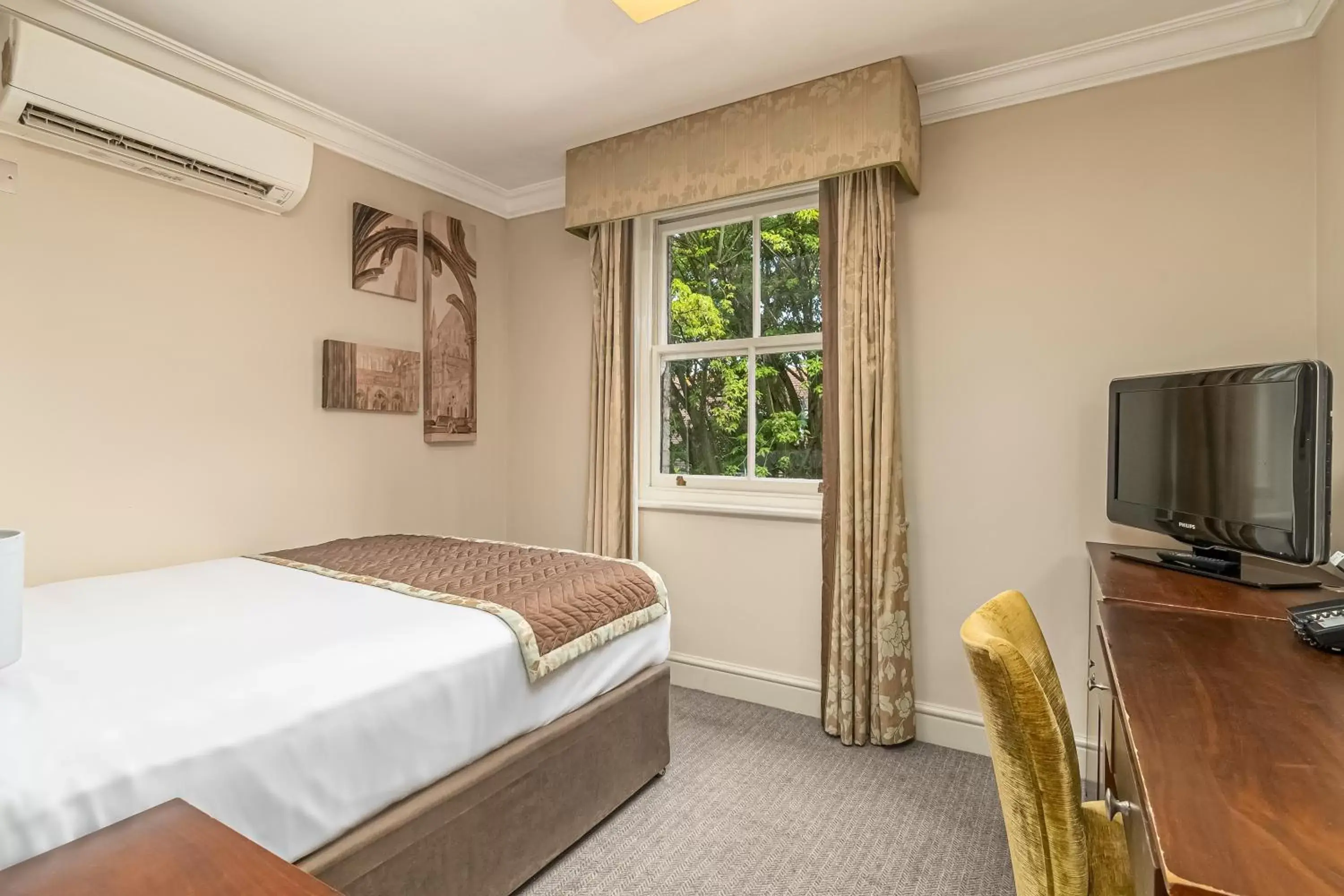Bed in Mercure Salisbury White Hart Hotel